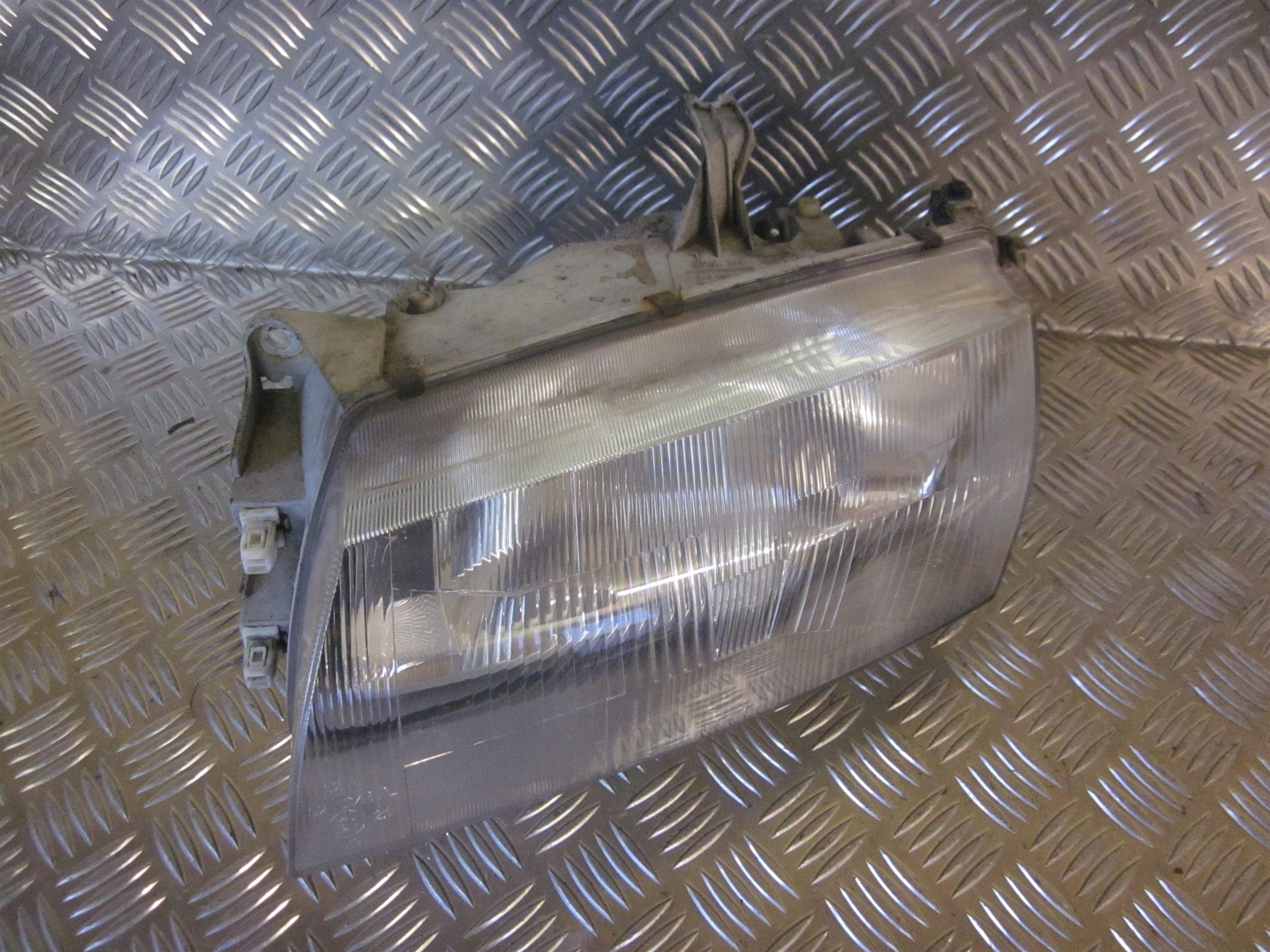 Mazda 323 S 4D BA12 Forlygte Med OEM Nr. Ophugger Fra Mazda Ophugger