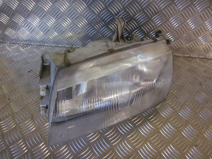 Mazda 323 S 4D BA12 Forlygte Med OEM Nr. Ophugger Fra Mazda Ophugger