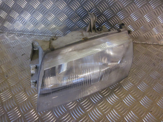 Mazda 323 S 4D BA12 Forlygte Med OEM Nr. Ophugger Fra Mazda Ophugger