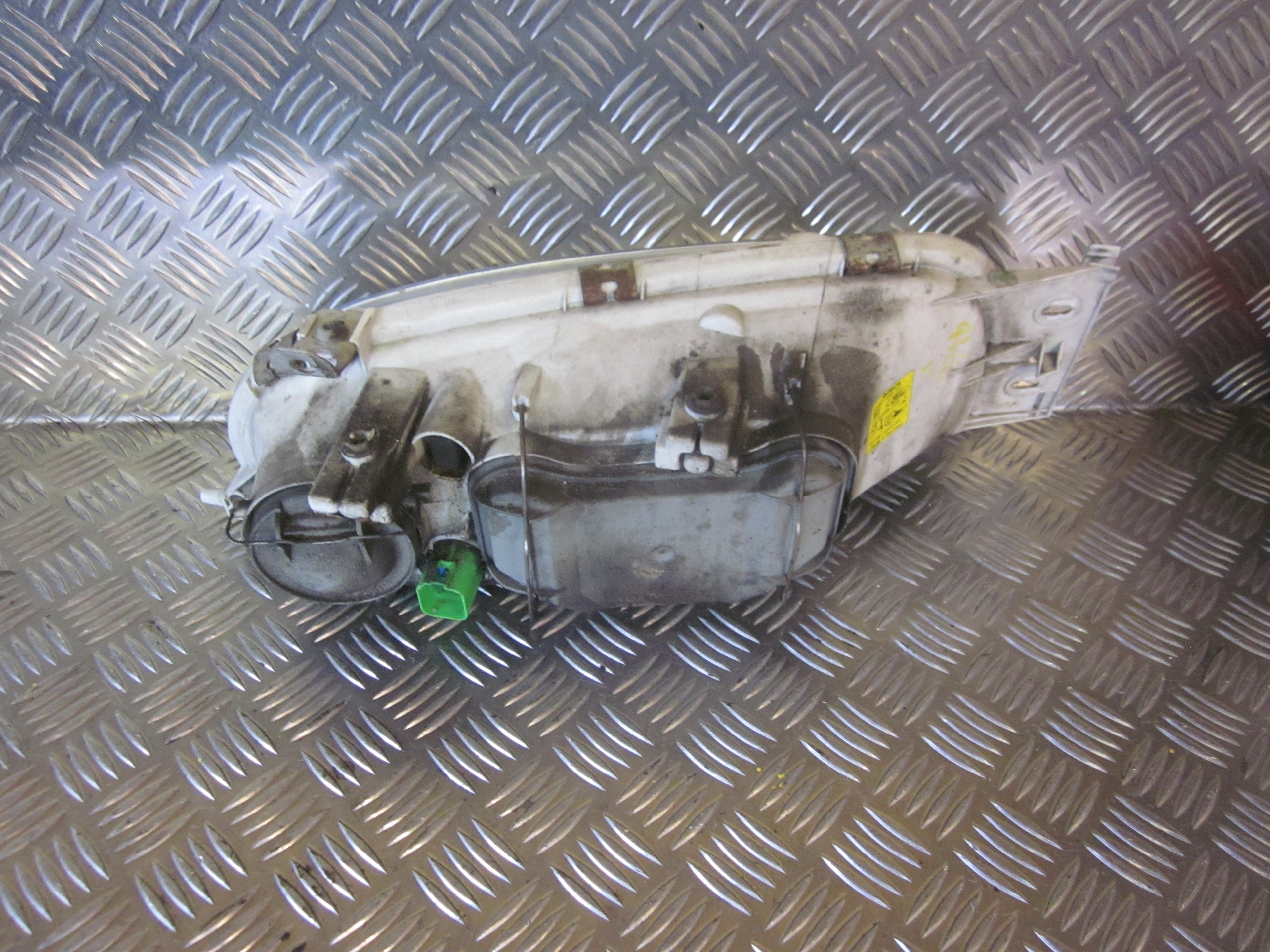Ford Fiesta 4+5 Forlygte Med OEM Nr. Ophugger Fra Ford Ophugger