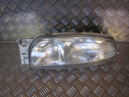 Ford Fiesta 4+5 Forlygte Med OEM Nr. Ophugger Fra Ford Ophugger