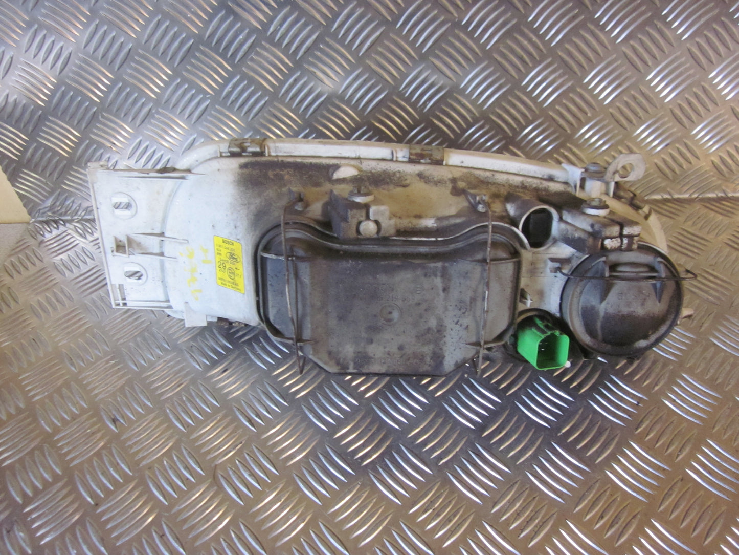 Ford Fiesta 4+5 Forlygte Med OEM Nr. Ophugger Fra Ford Ophugger