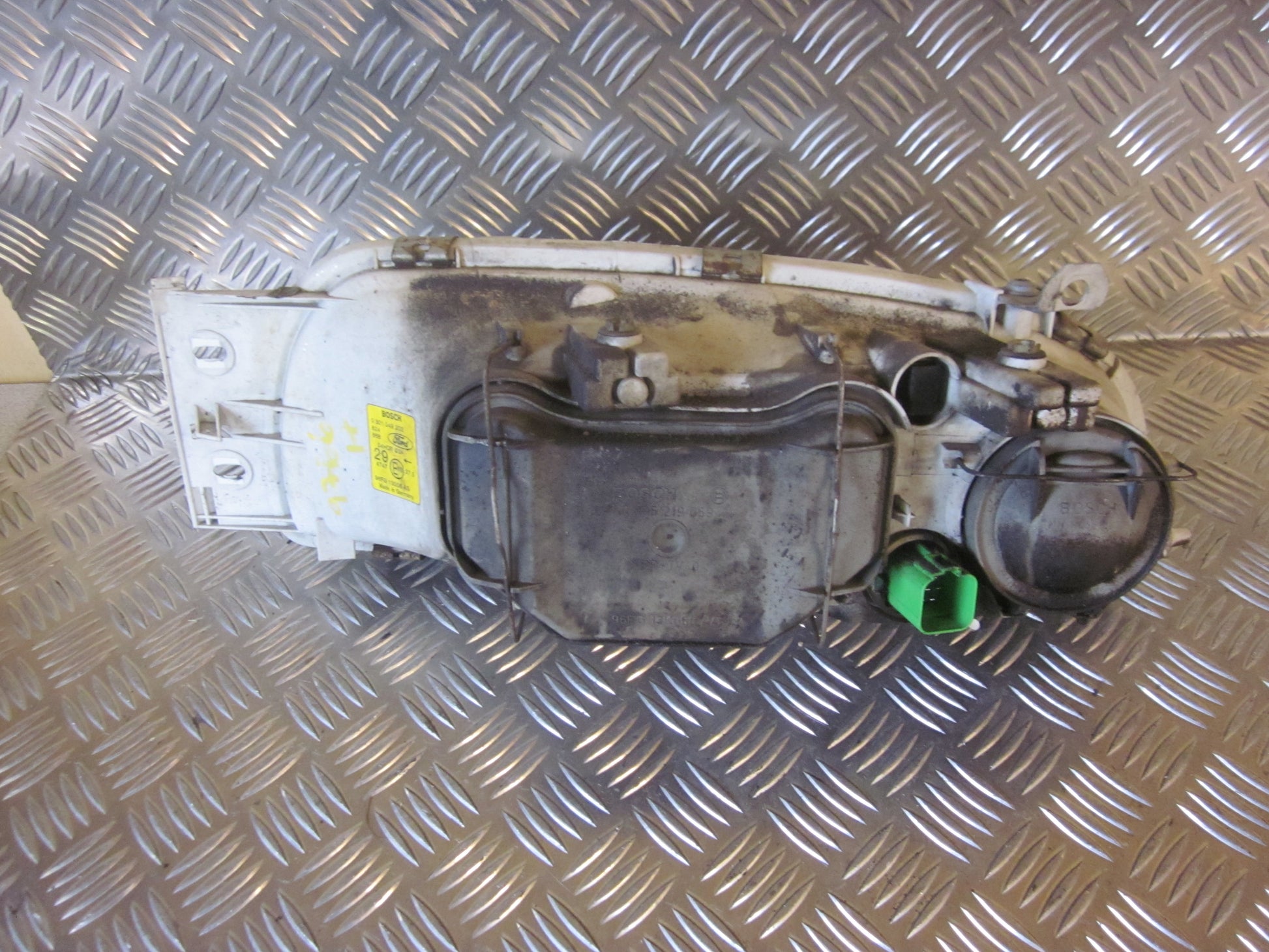 Ford Fiesta 4+5 Forlygte Med OEM Nr. Ophugger Fra Ford Ophugger