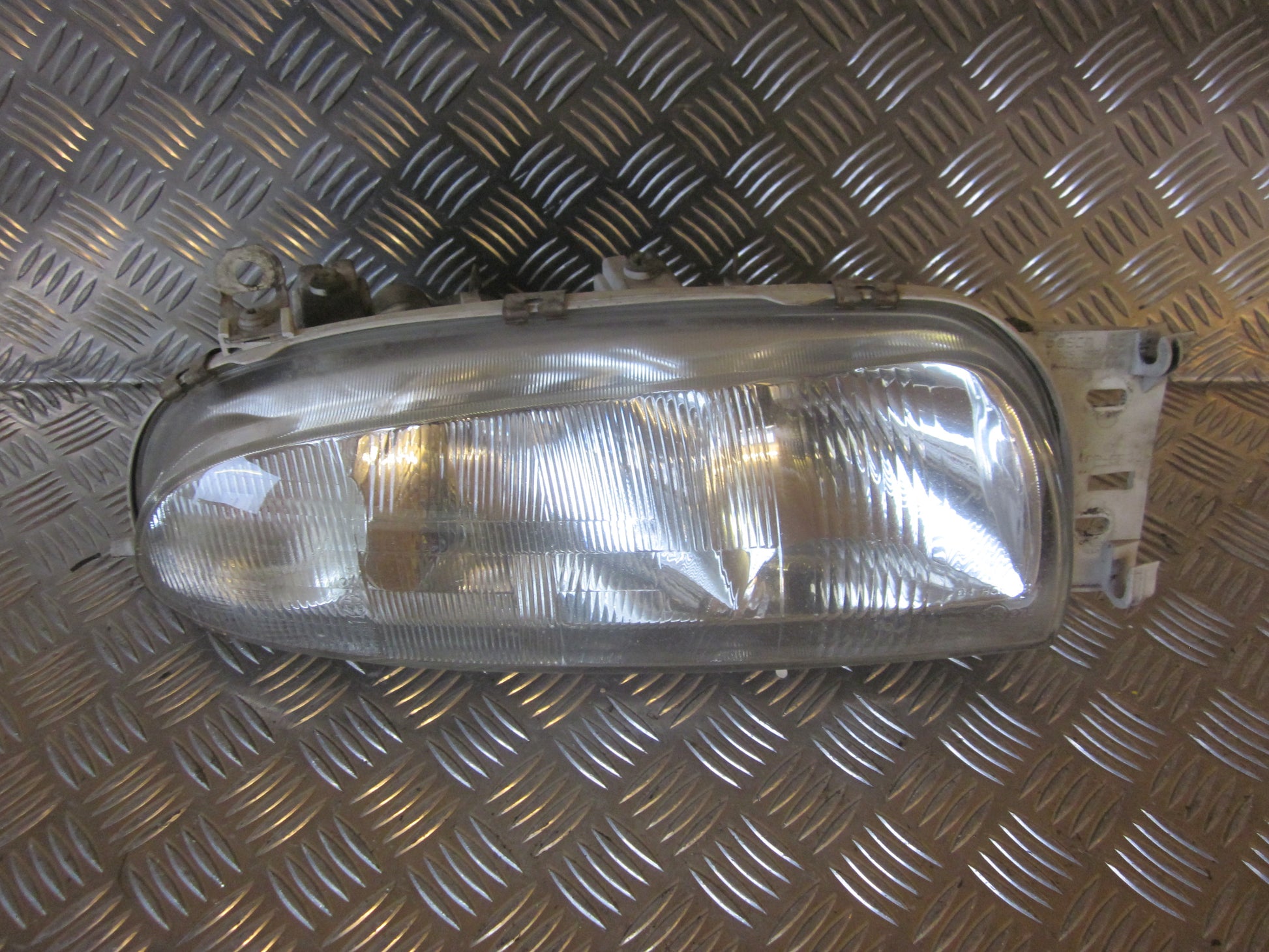 Ford Fiesta 4+5 Forlygte Med OEM Nr. Ophugger Fra Ford Ophugger