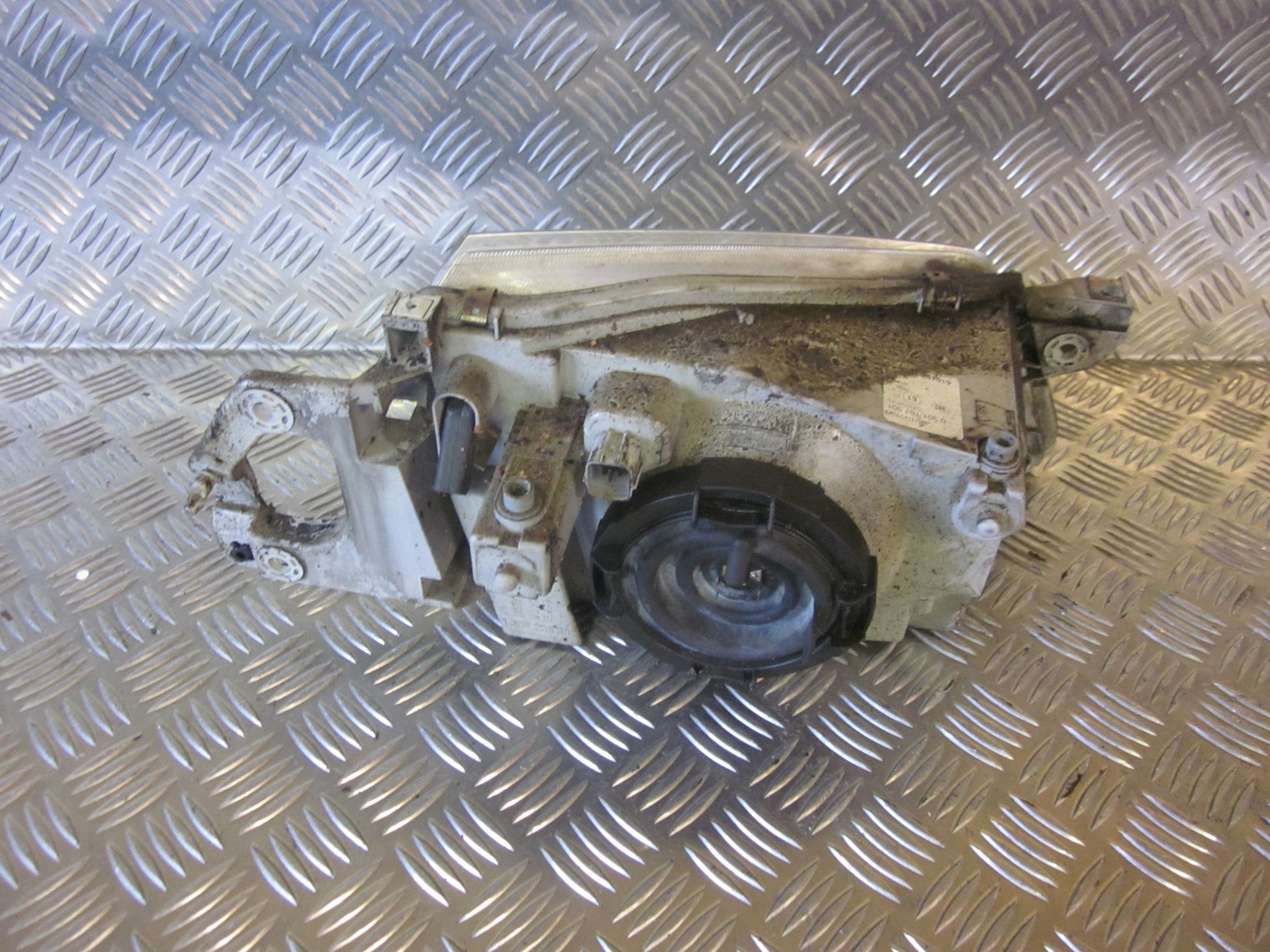 Mazda 323 F 5D BJ14 Forlygte Med OEM Nr. Ophugger Fra Mazda Ophugger