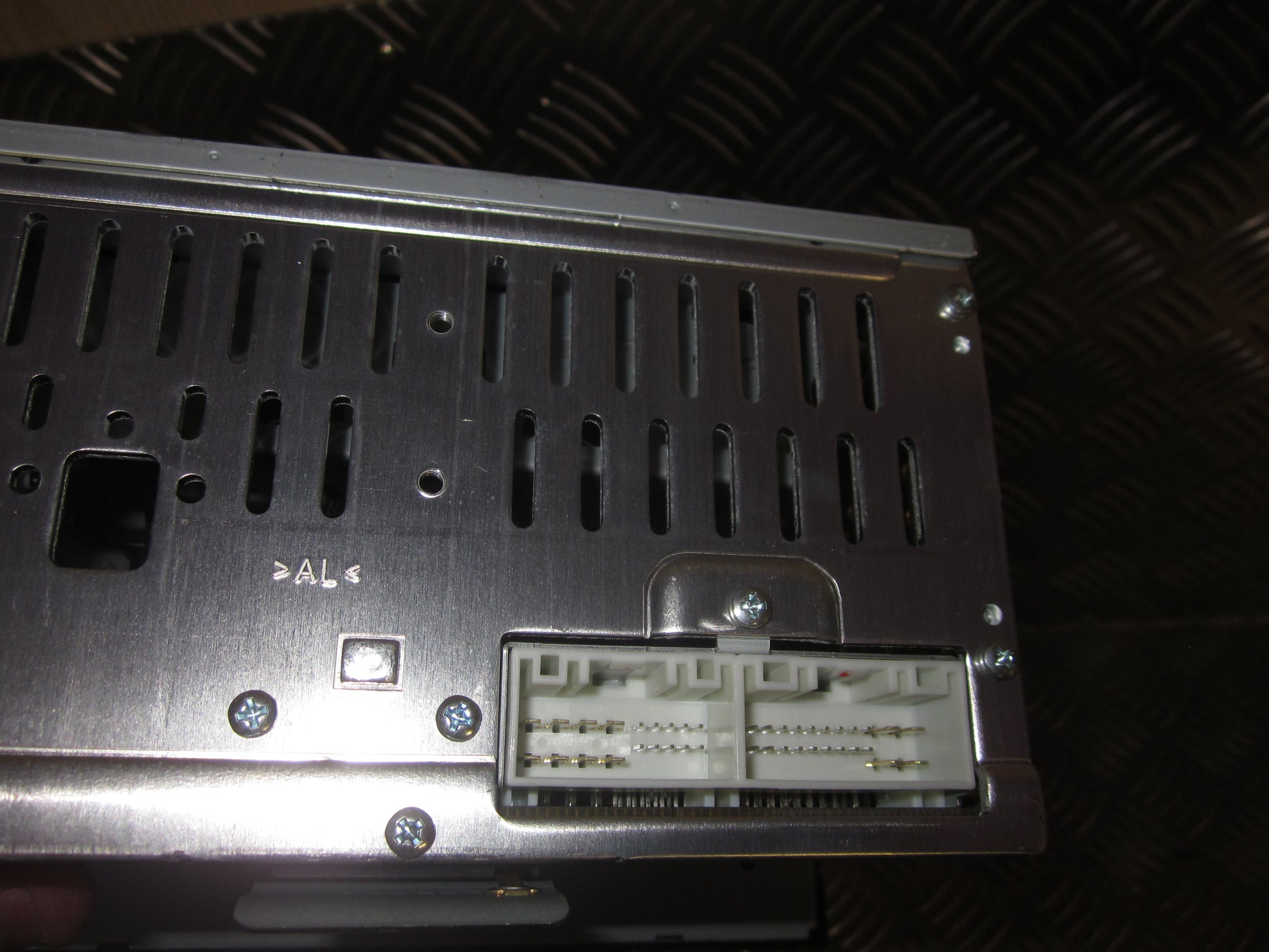 Kia Rio UB Radio M/Cd Med OEM Nr. 961701W710CA Fra Kia Ophugger
