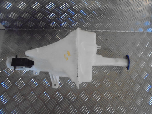 Hyundai I20 MA Sprinkler M/Motor Med OEM Nr. Ophugger Fra Hyundai Ophugger
