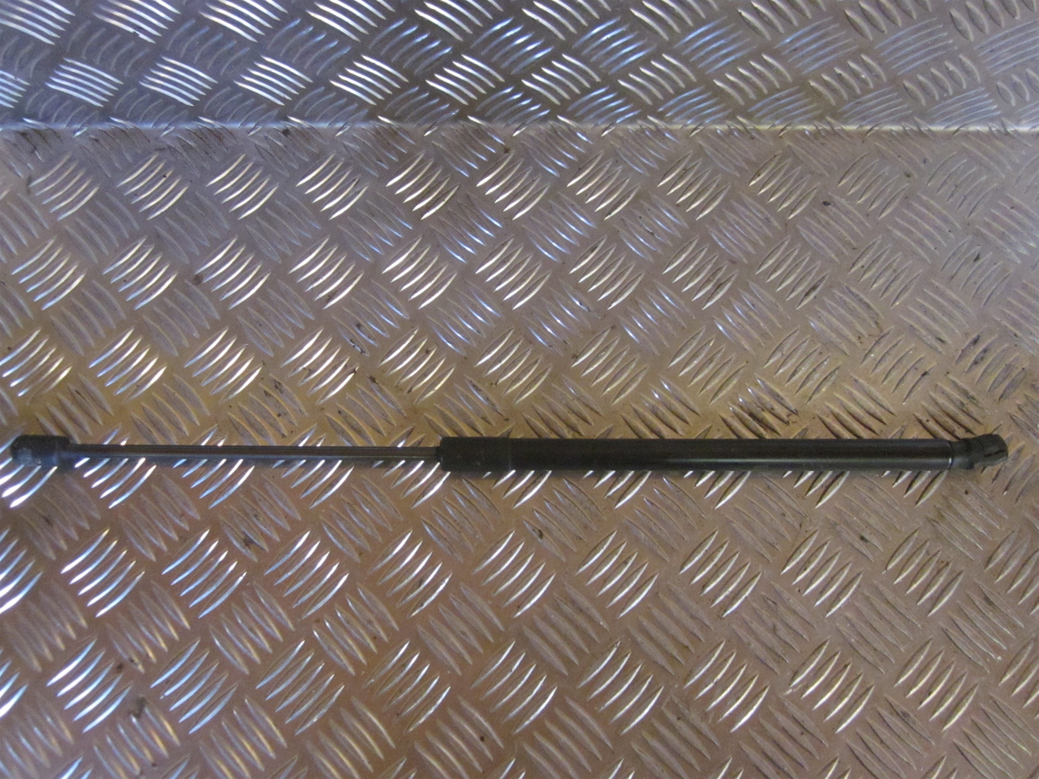 Audi A3 Bagklapsdæmper Med OEM Nr. 8P4827552B Fra Audi Ophugger