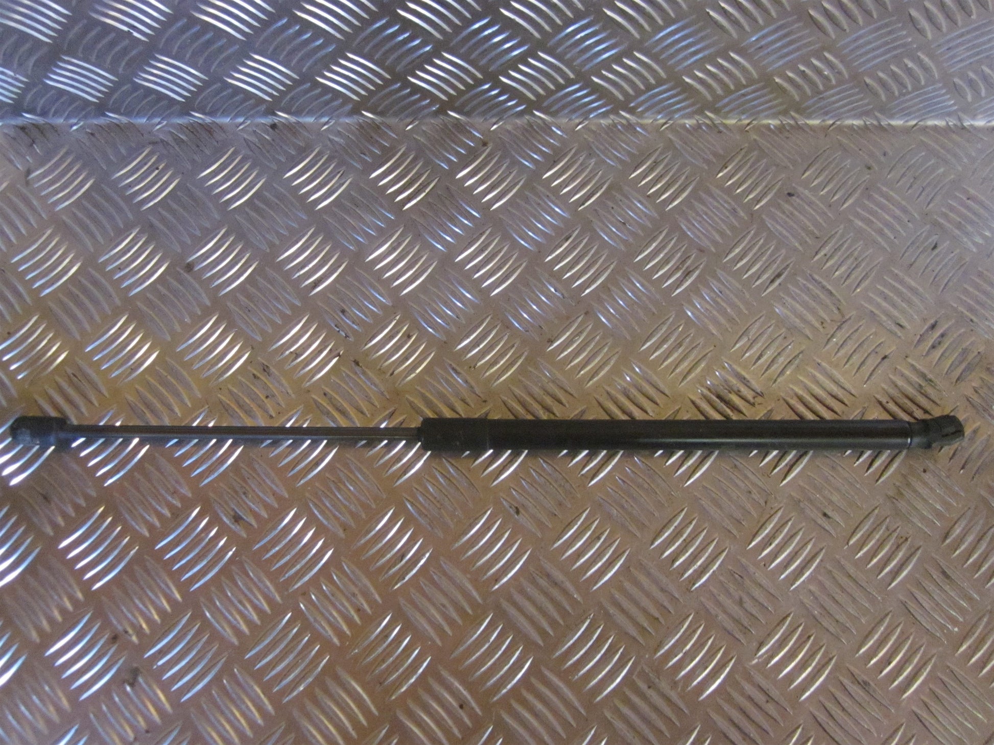 Audi A3 Bagklapsdæmper Med OEM Nr. 8P4827552C Fra Audi Ophugger