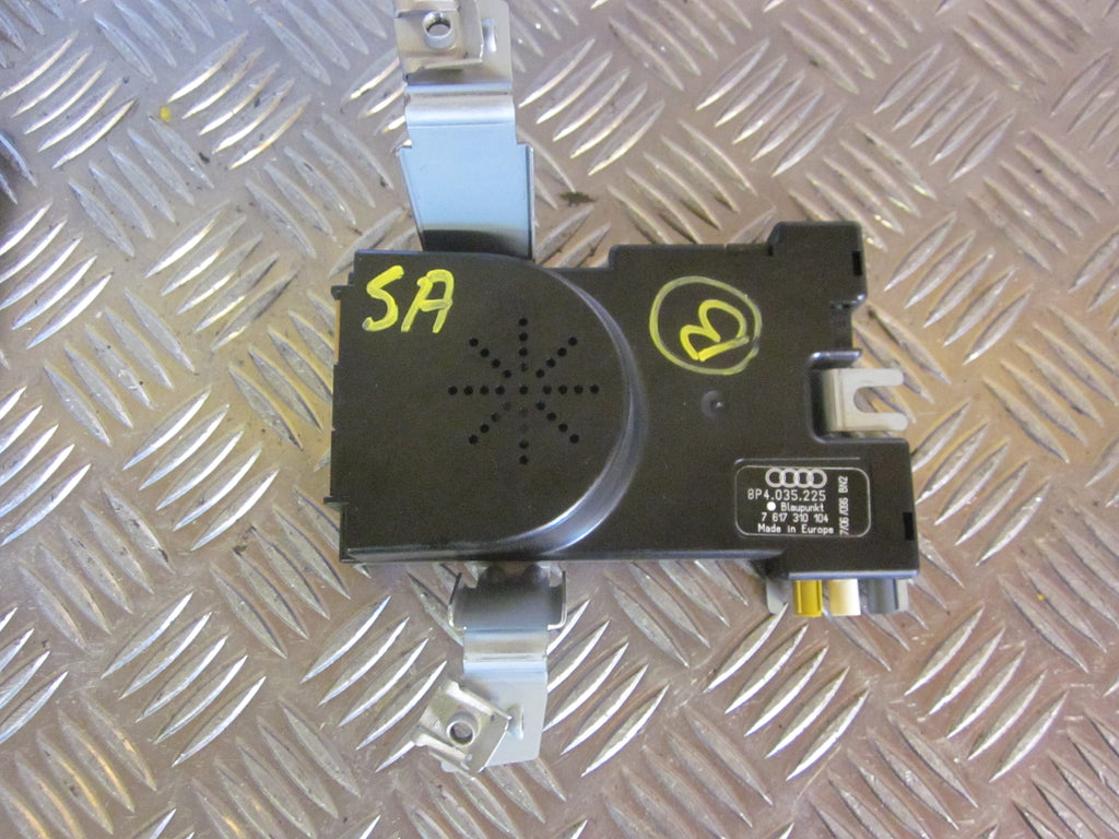 Audi A3 Radio Div. Tilbehør Med OEM Nr. 8P4035225 Fra Audi Ophugger