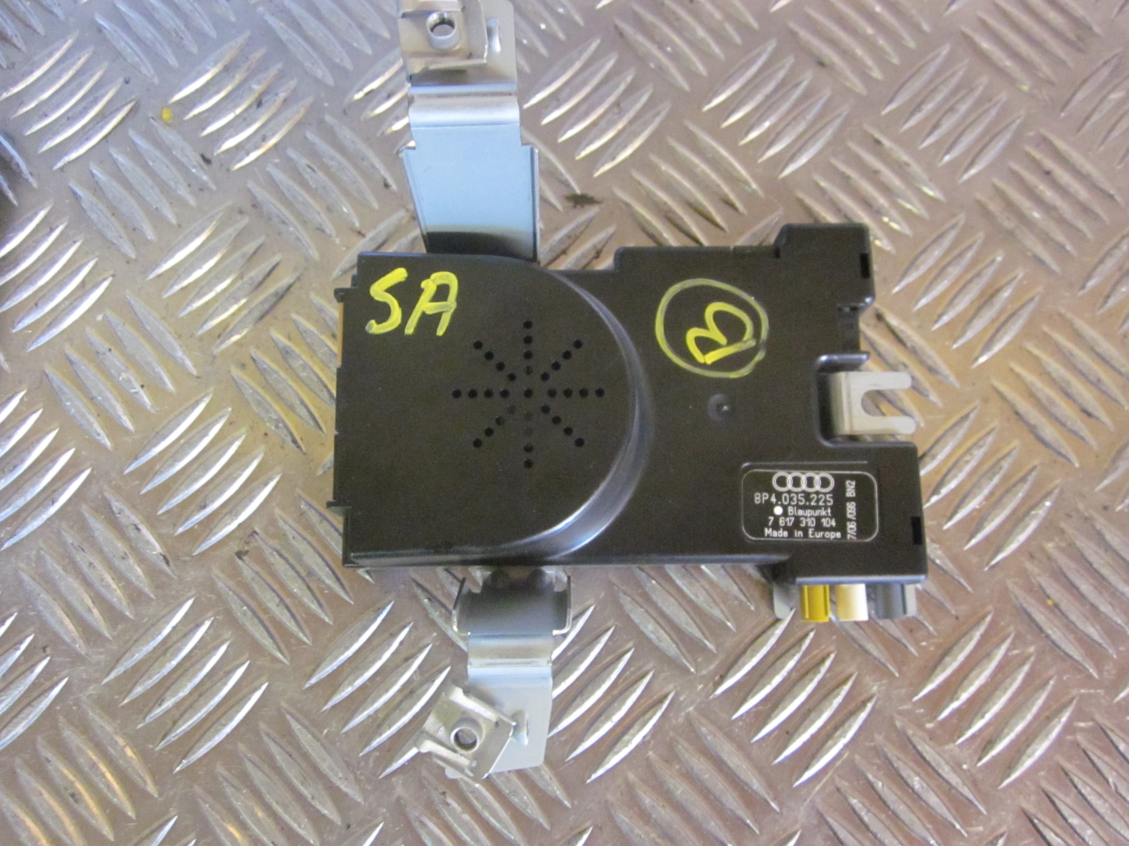 Audi A3 Radio Div. Tilbehør Med OEM Nr. 8P4035225 Fra Audi Ophugger