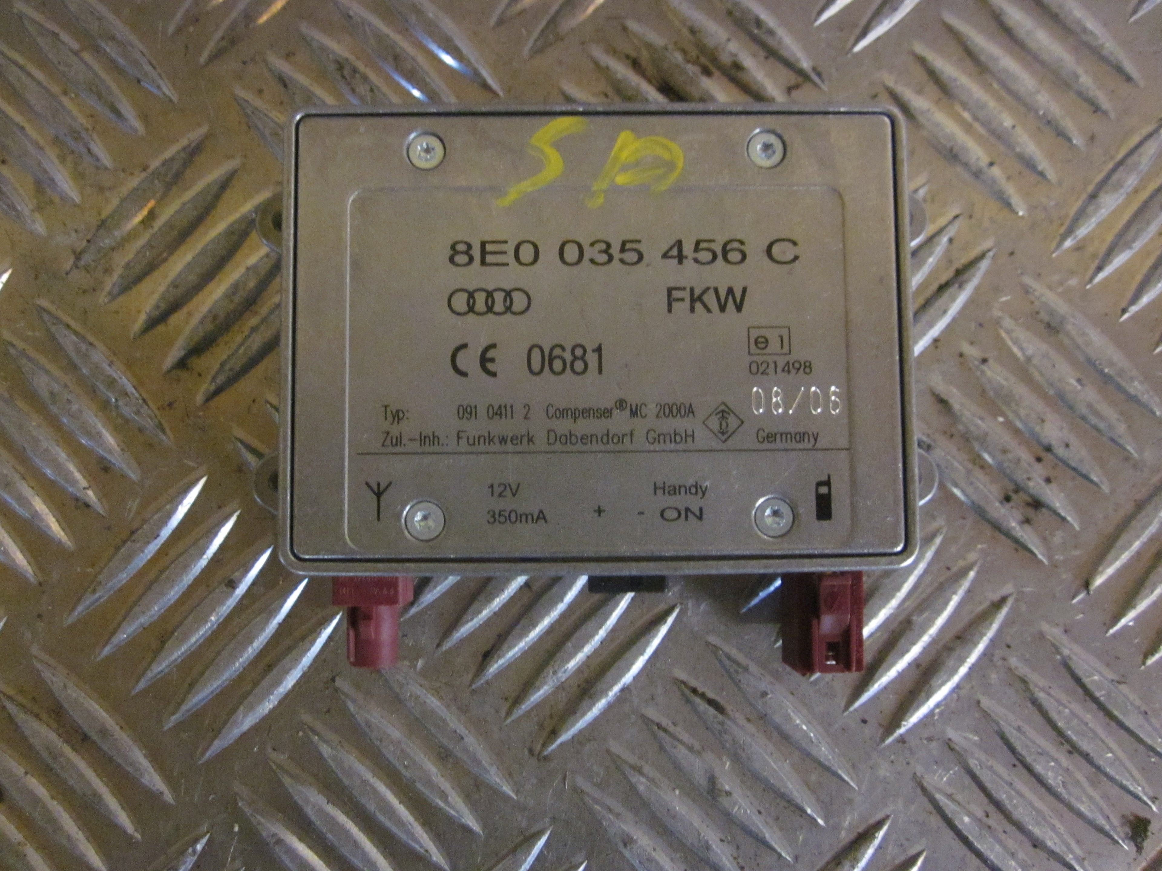 Audi A3 Radio Div. Tilbehør Med OEM Nr. 8E0035456D Fra Audi Ophugger