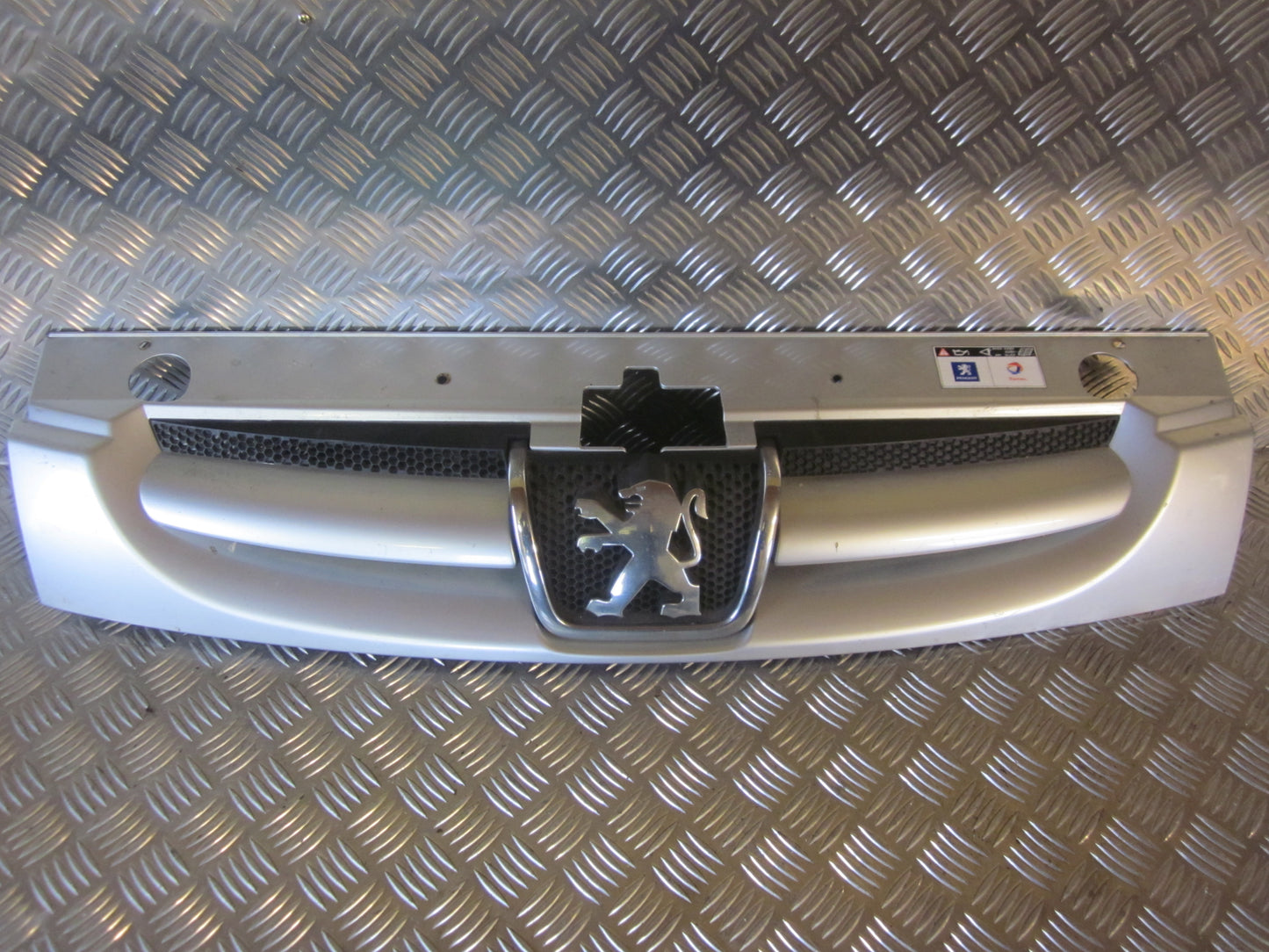 Peugeot Partner Frontgitter Med OEM Nr. Ophugger Fra Peugeot Ophugger