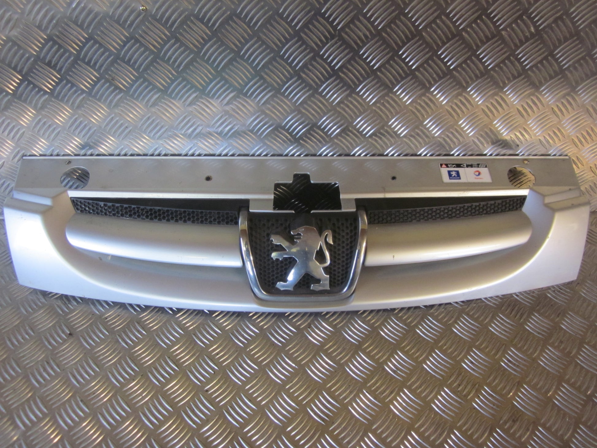 Peugeot Partner Frontgitter Med OEM Nr. Ophugger Fra Peugeot Ophugger