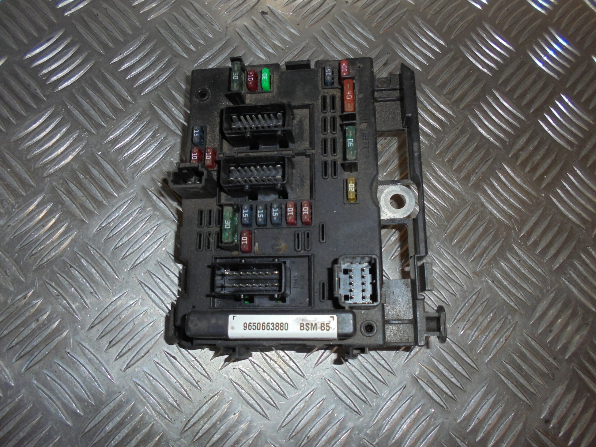 Peugeot 307 Sikringsboks Med OEM Nr. 9650663880 Fra Peugeot Ophugger