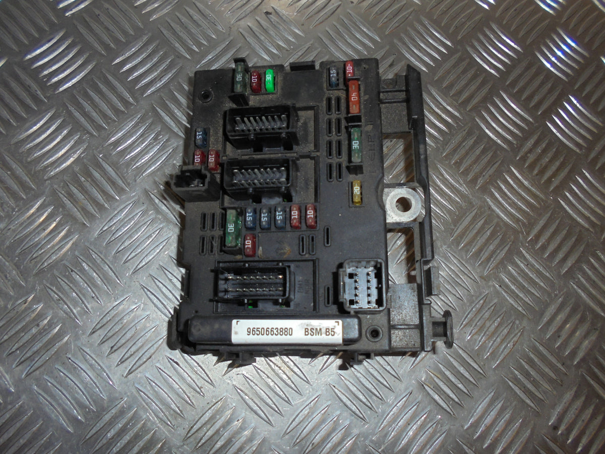 Peugeot 307 Sikringsboks Med OEM Nr. 9650663880 Fra Peugeot Ophugger