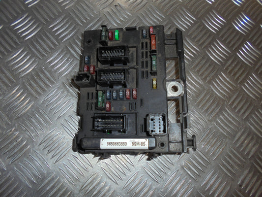 Peugeot 307 Sikringsboks Med OEM Nr. 9650663880 Fra Peugeot Ophugger