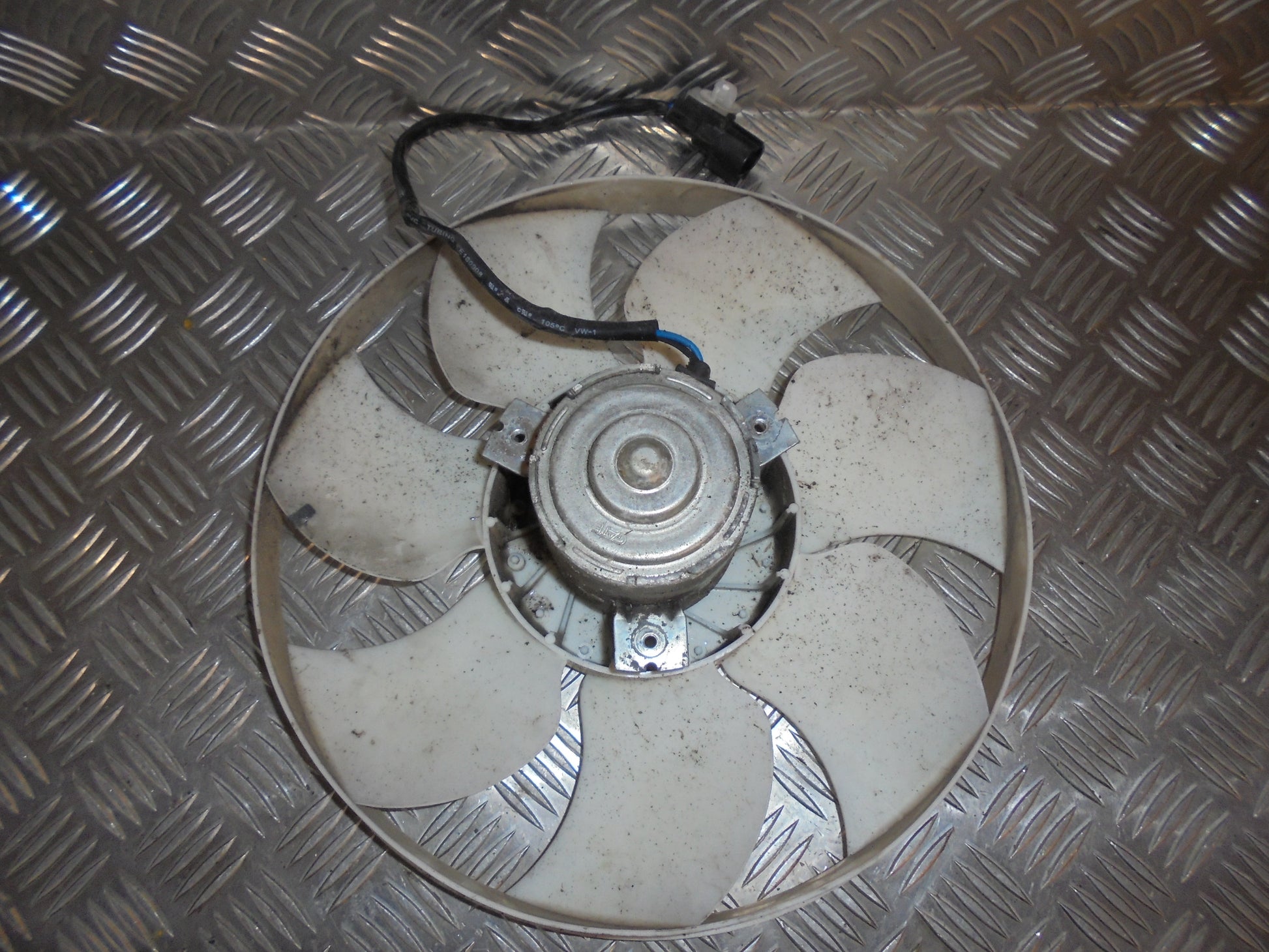 Peugeot 107 Kølerblæser El Med OEM Nr. 3M345401 Fra Peugeot Ophugger