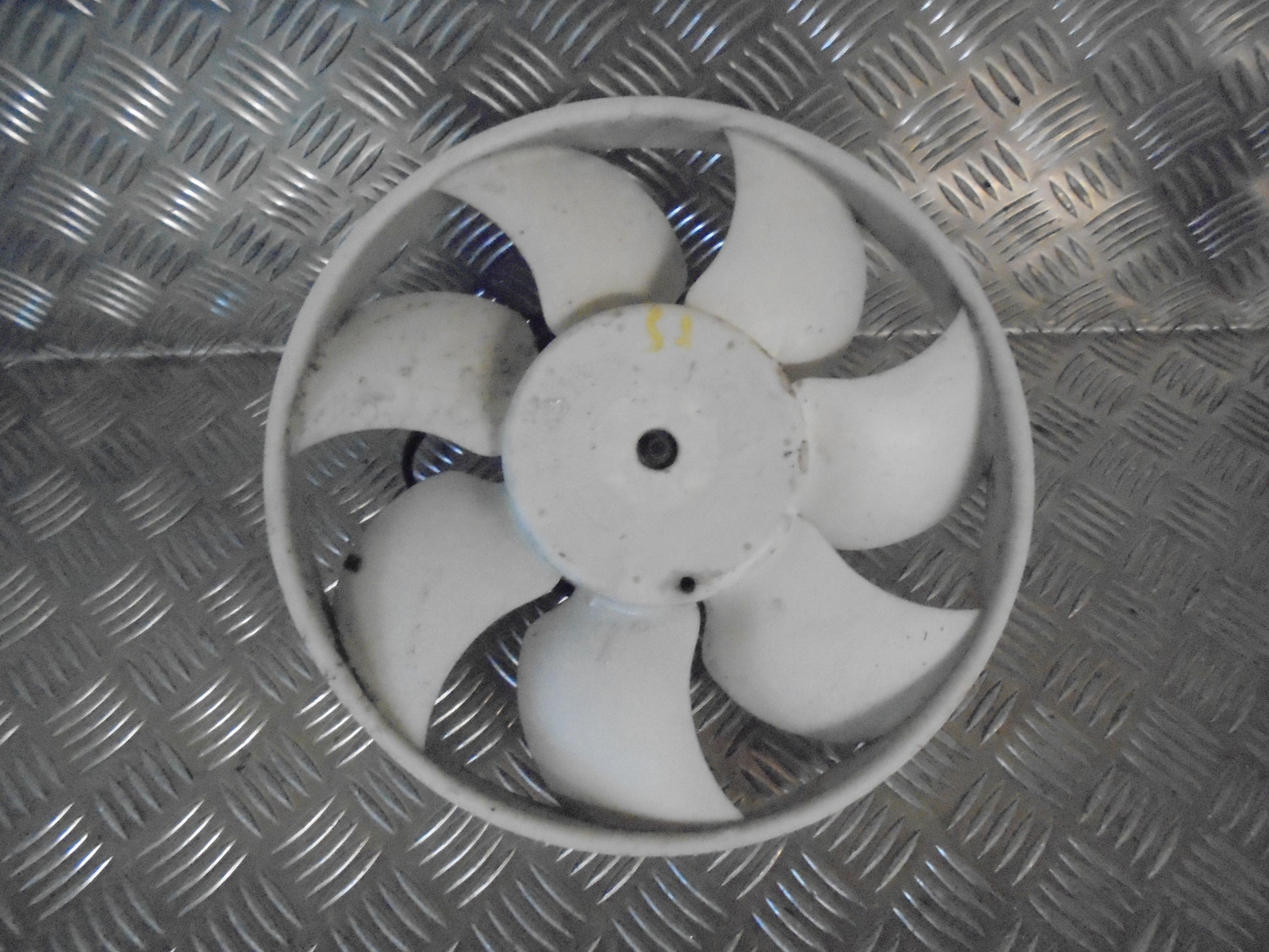 Peugeot 107 Kølerblæser El Med OEM Nr. 3M345401 Fra Peugeot Ophugger