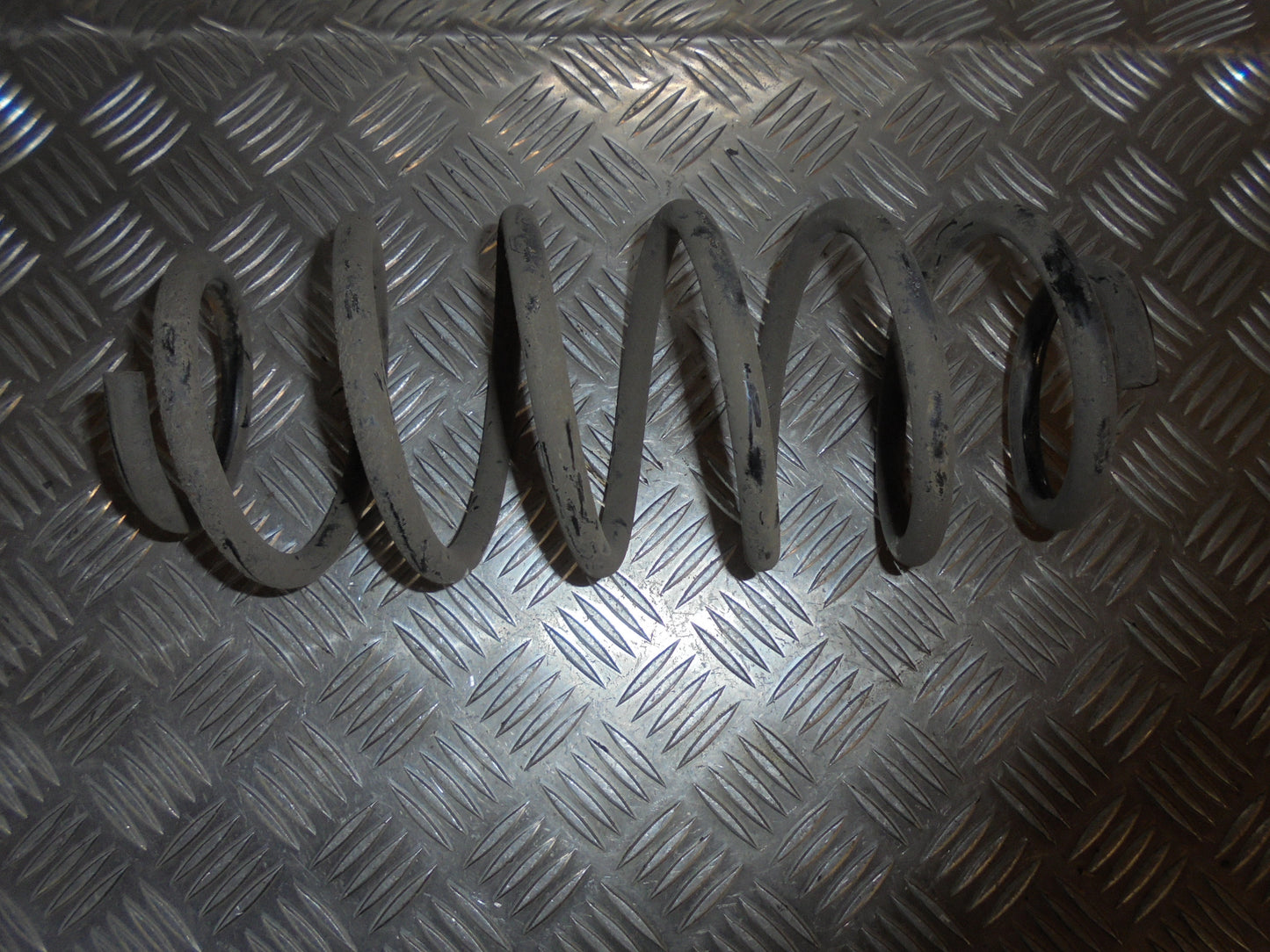 Peugeot 107 Bagfjeder Spiral Med OEM Nr. Ophugger Fra Peugeot Ophugger