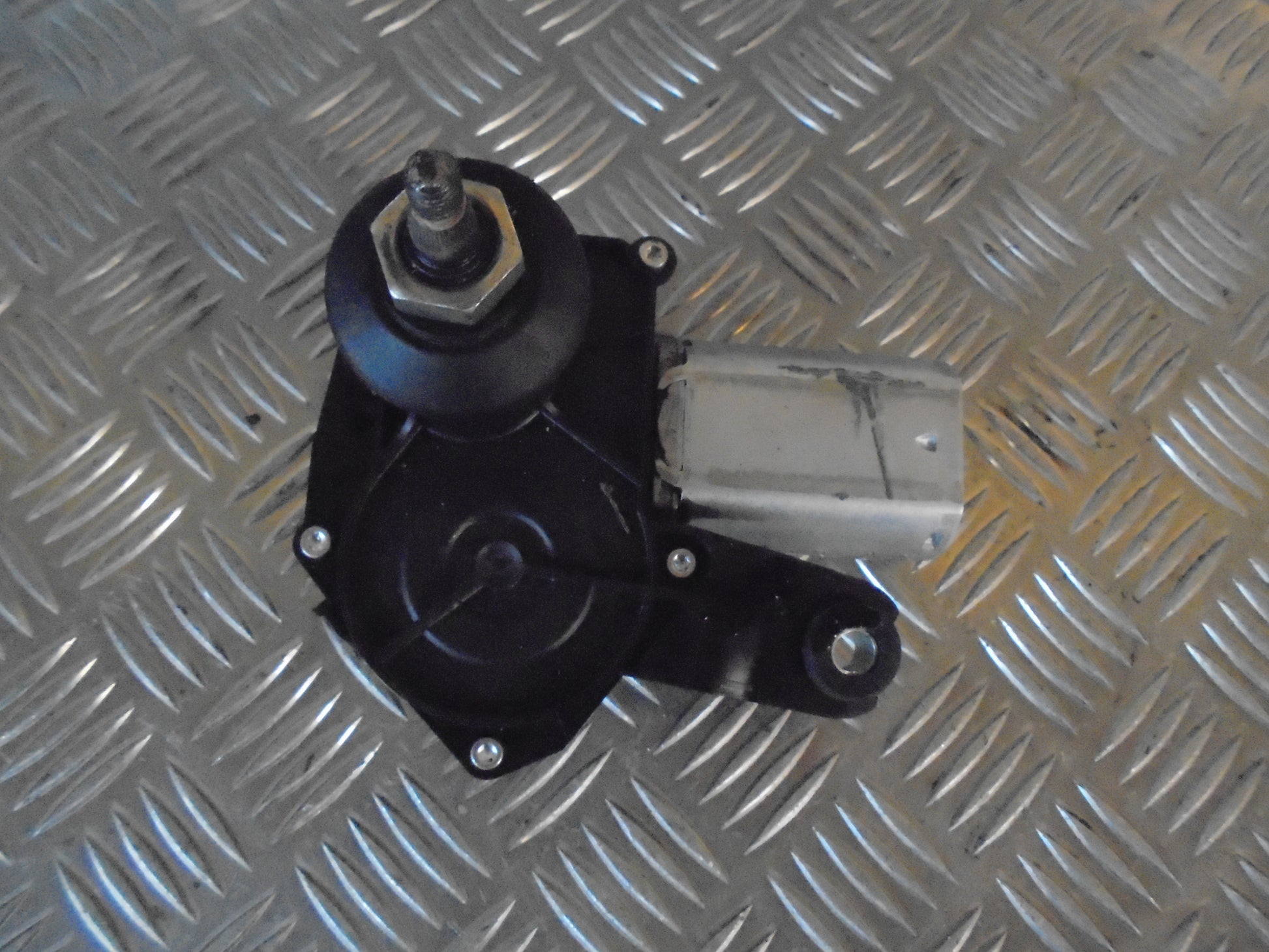 Peugeot 107 Bagrudevisker Motor Med OEM Nr. Ophugger Fra Peugeot Ophugger