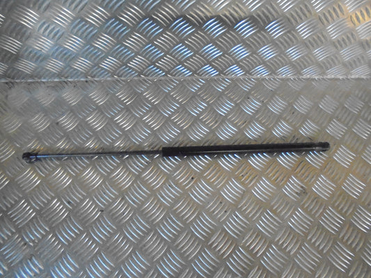 Peugeot 107 Bagklapsdæmper Med OEM Nr. 689500H020 Fra Peugeot Ophugger