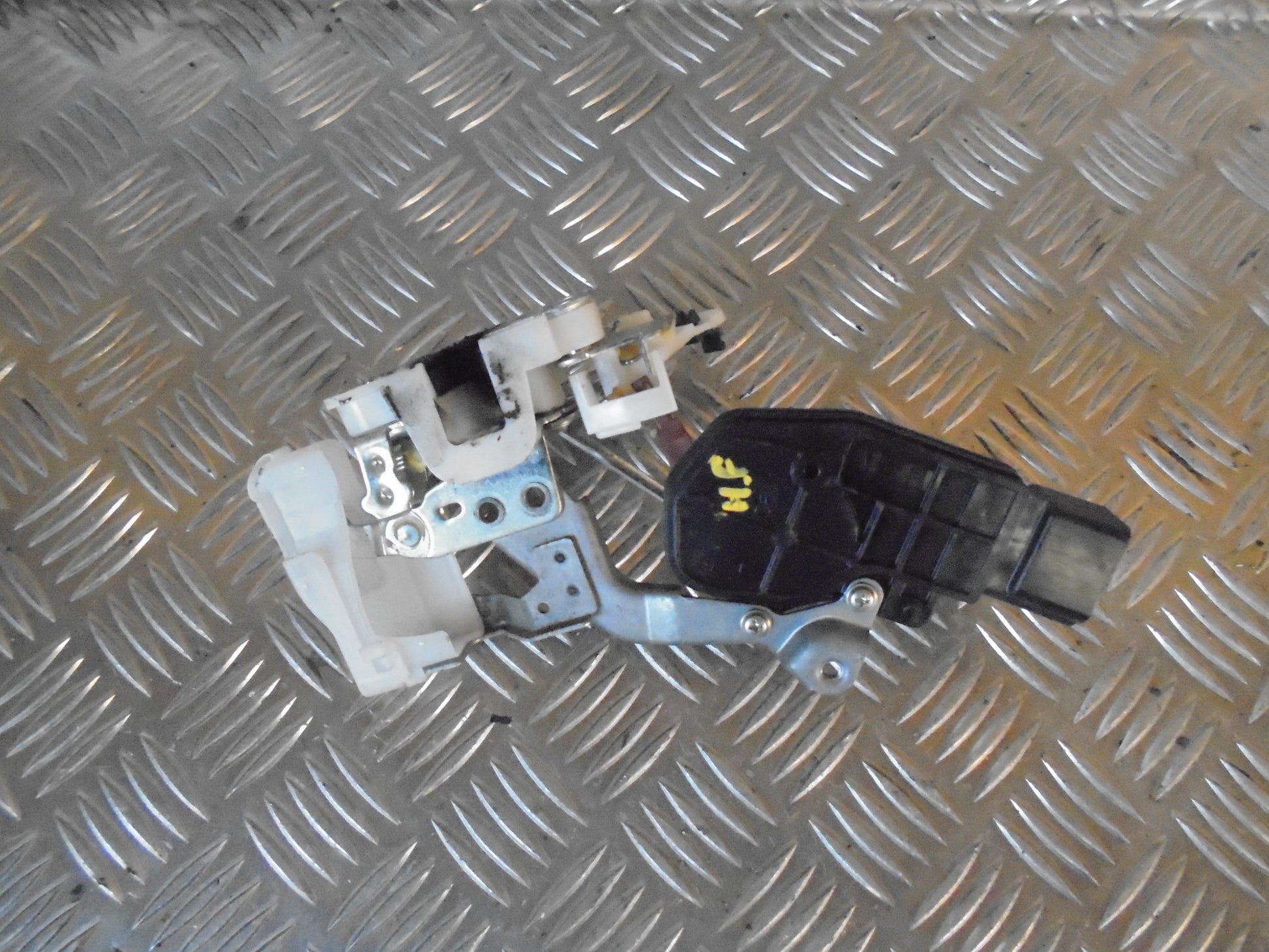 Peugeot 107 Dørlås Med OEM Nr. Ophugger Fra Peugeot Ophugger