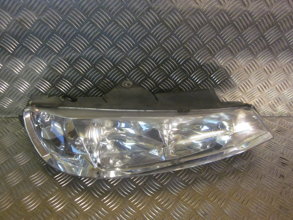 Peugeot 406 Forlygte Med OEM Nr. 6205V2 Fra Peugeot Ophugger