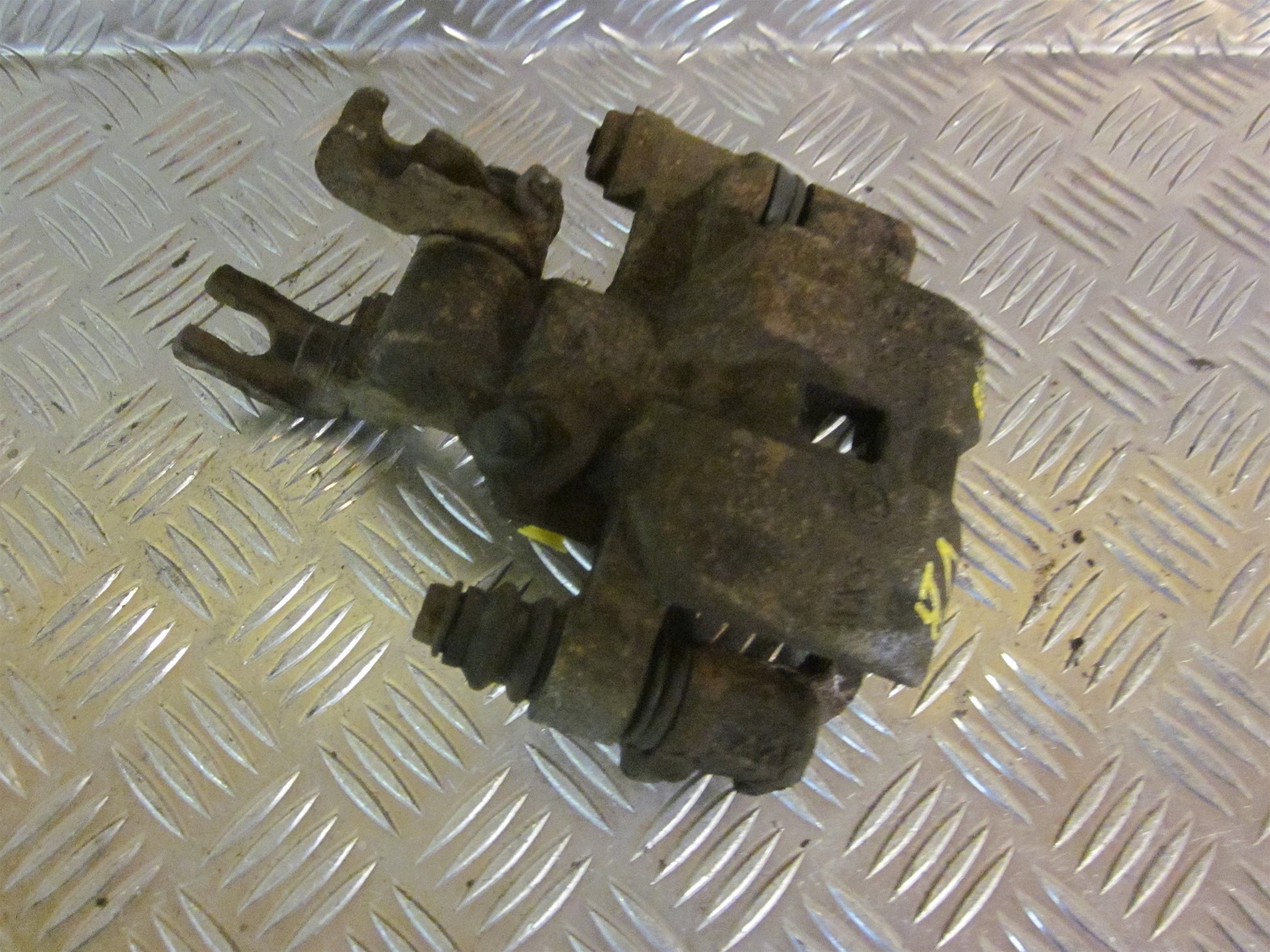 Mazda 323 4D BJ12 Bremsekaliber VB Med OEM Nr. Ophugger Fra Mazda Ophugger