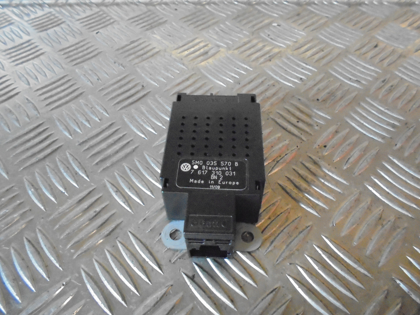 VW Golf 6 1K Antenneforstærker Med OEM Nr. 5M0035570B Fra VW Ophugger