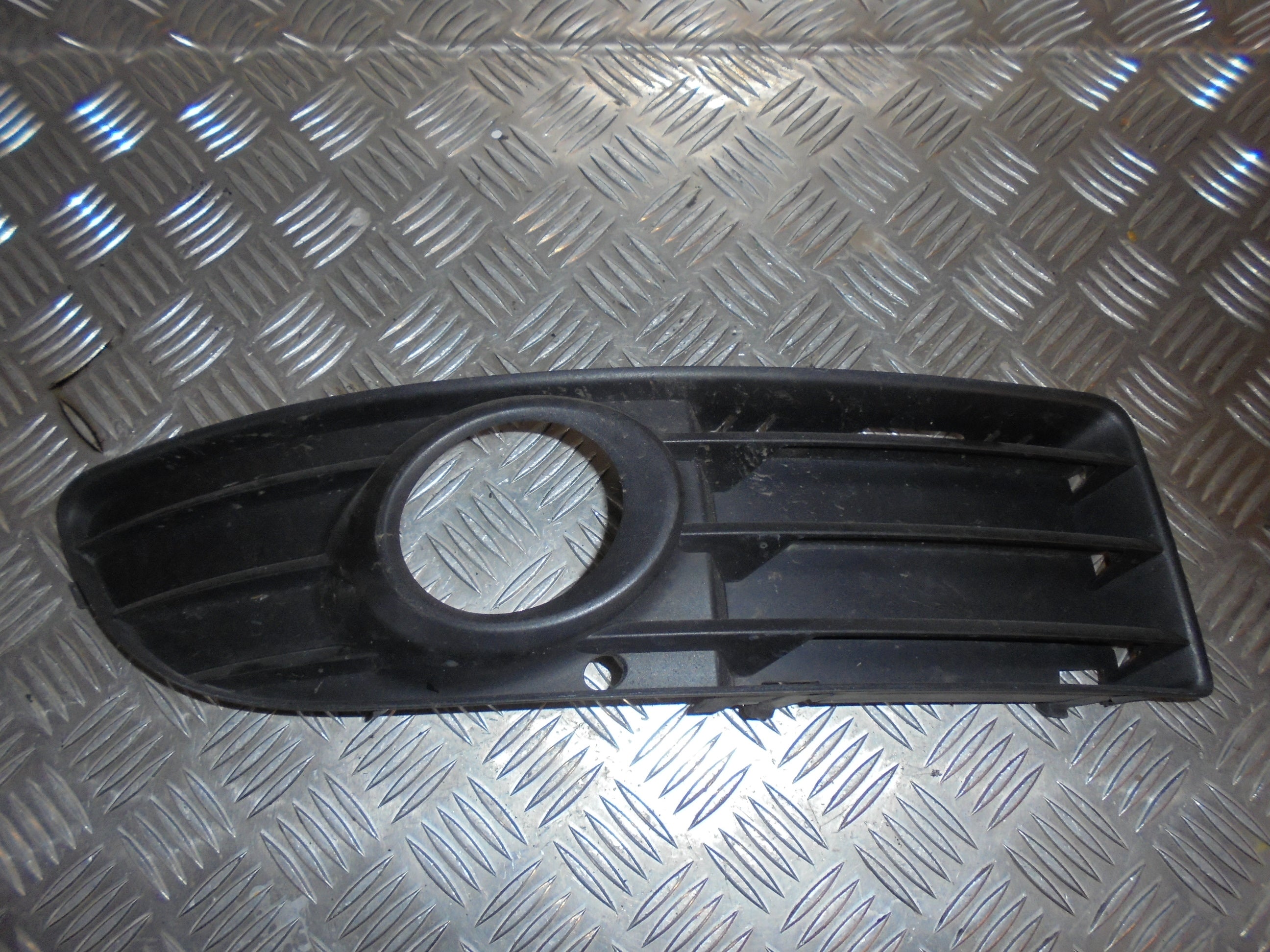 Audi A4 Frontgitter Med OEM Nr. Ophugger Fra Audi Ophugger