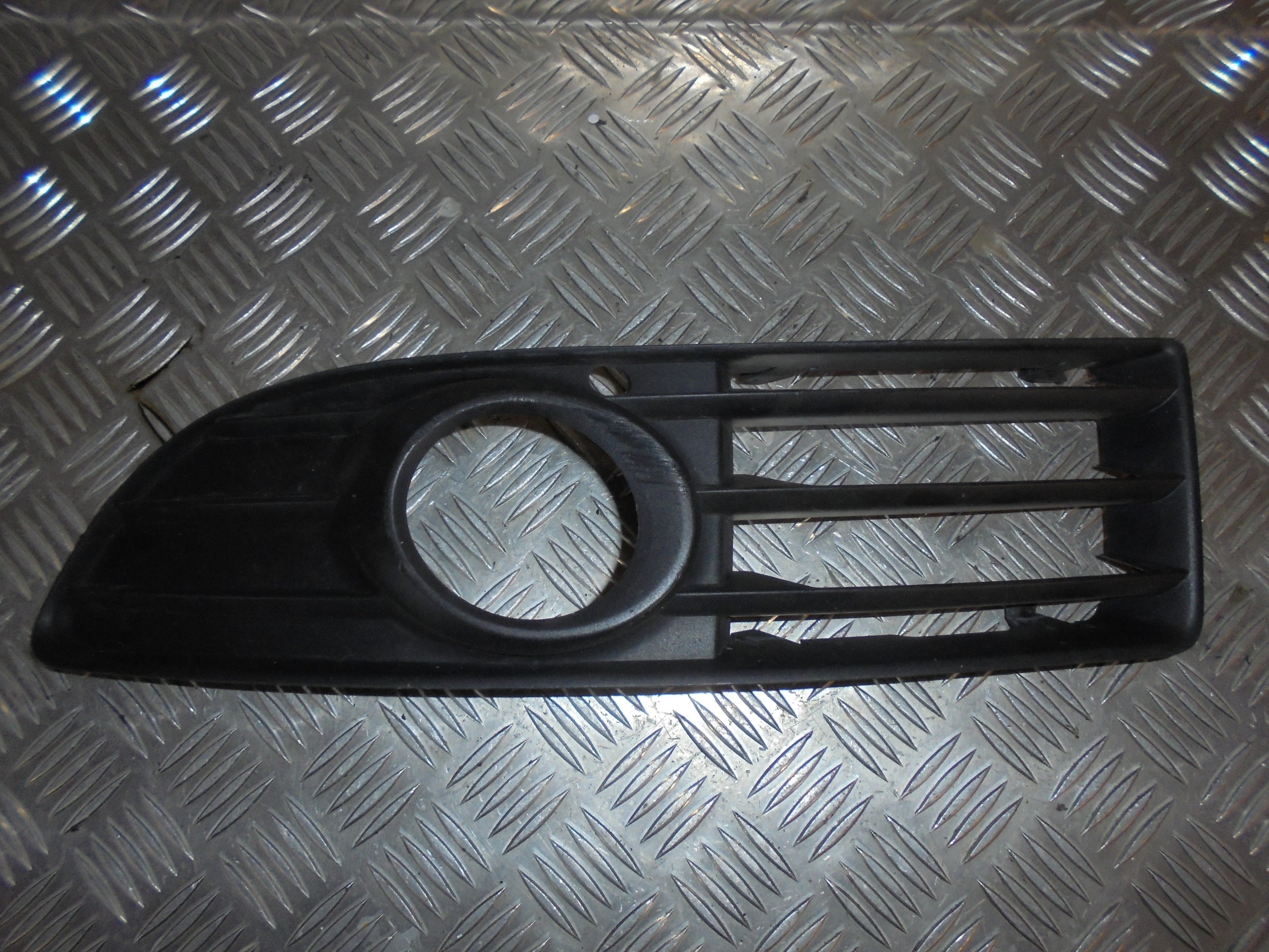 Audi A4 Frontgitter Med OEM Nr. Ophugger Fra Audi Ophugger