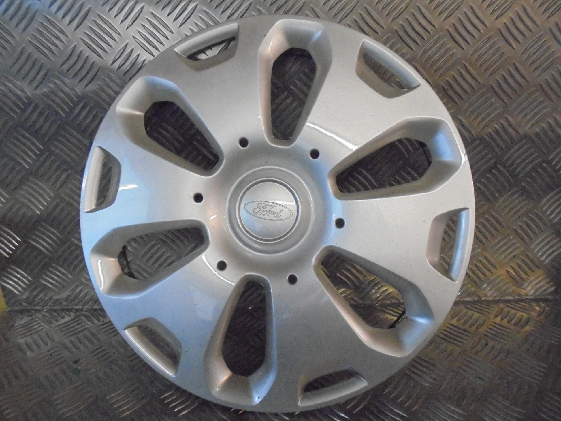 Ford Fiesta 7 Navkapsel Med OEM Nr. Ophugger Fra Ford Ophugger