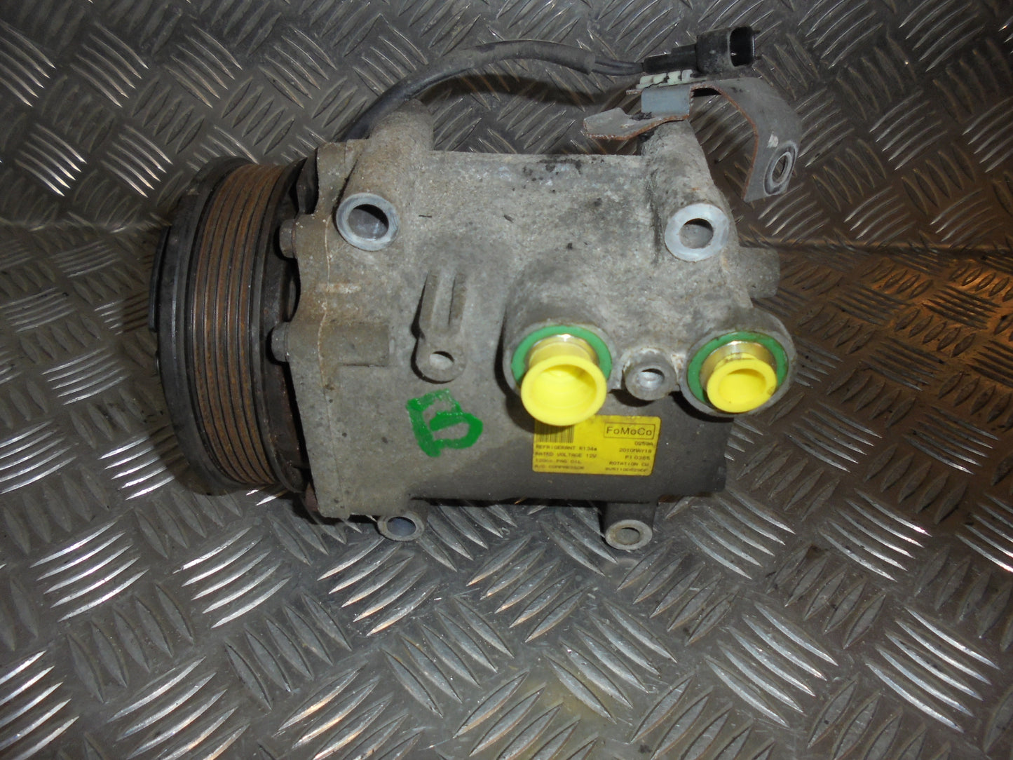 Ford Fiesta 7 Aircondition Pumpe Med OEM Nr. 8V5119D629DF Fra Ford Ophugger