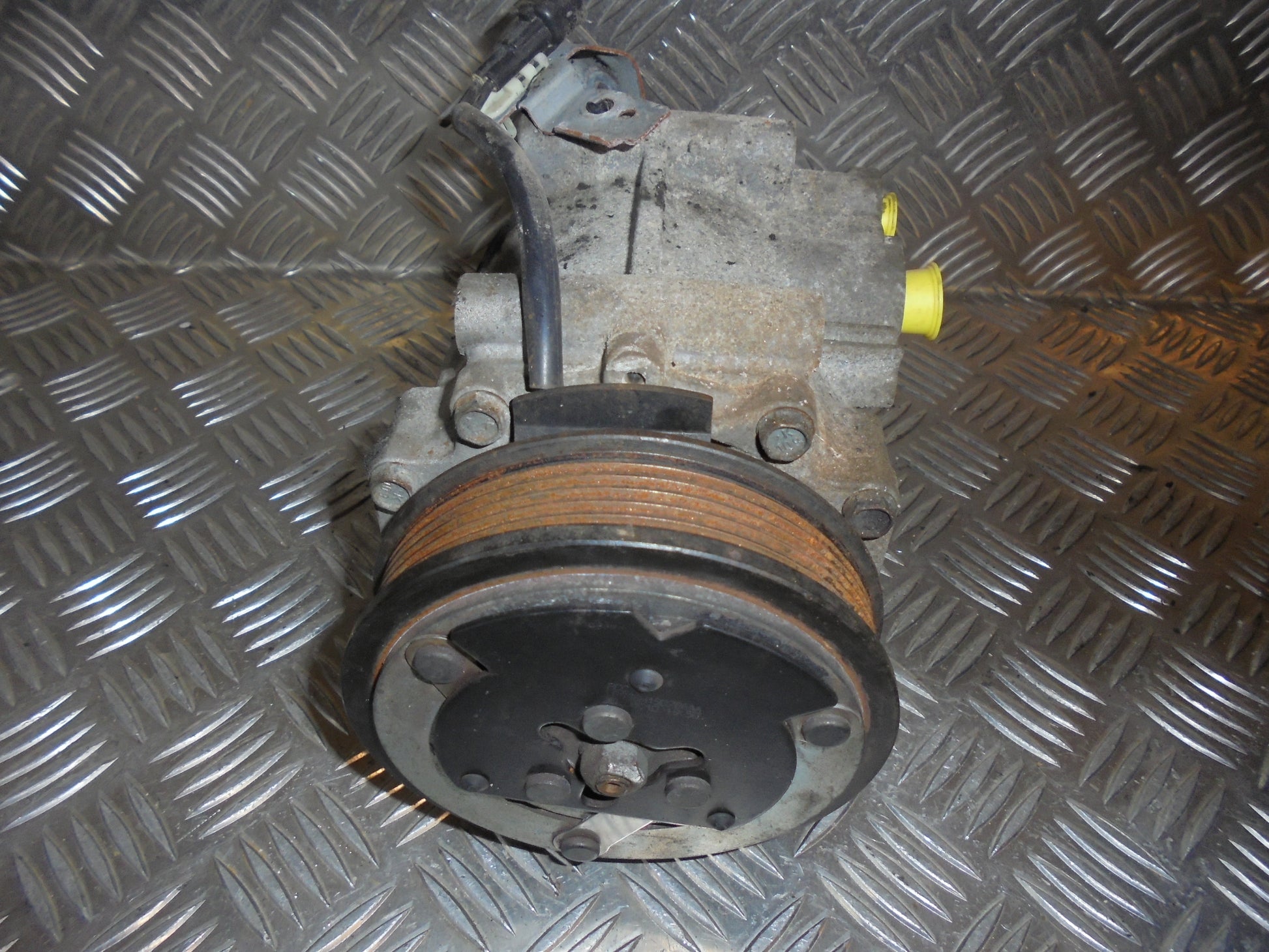 Ford Fiesta 7 Aircondition Pumpe Med OEM Nr. 8V5119D629DF Fra Ford Ophugger