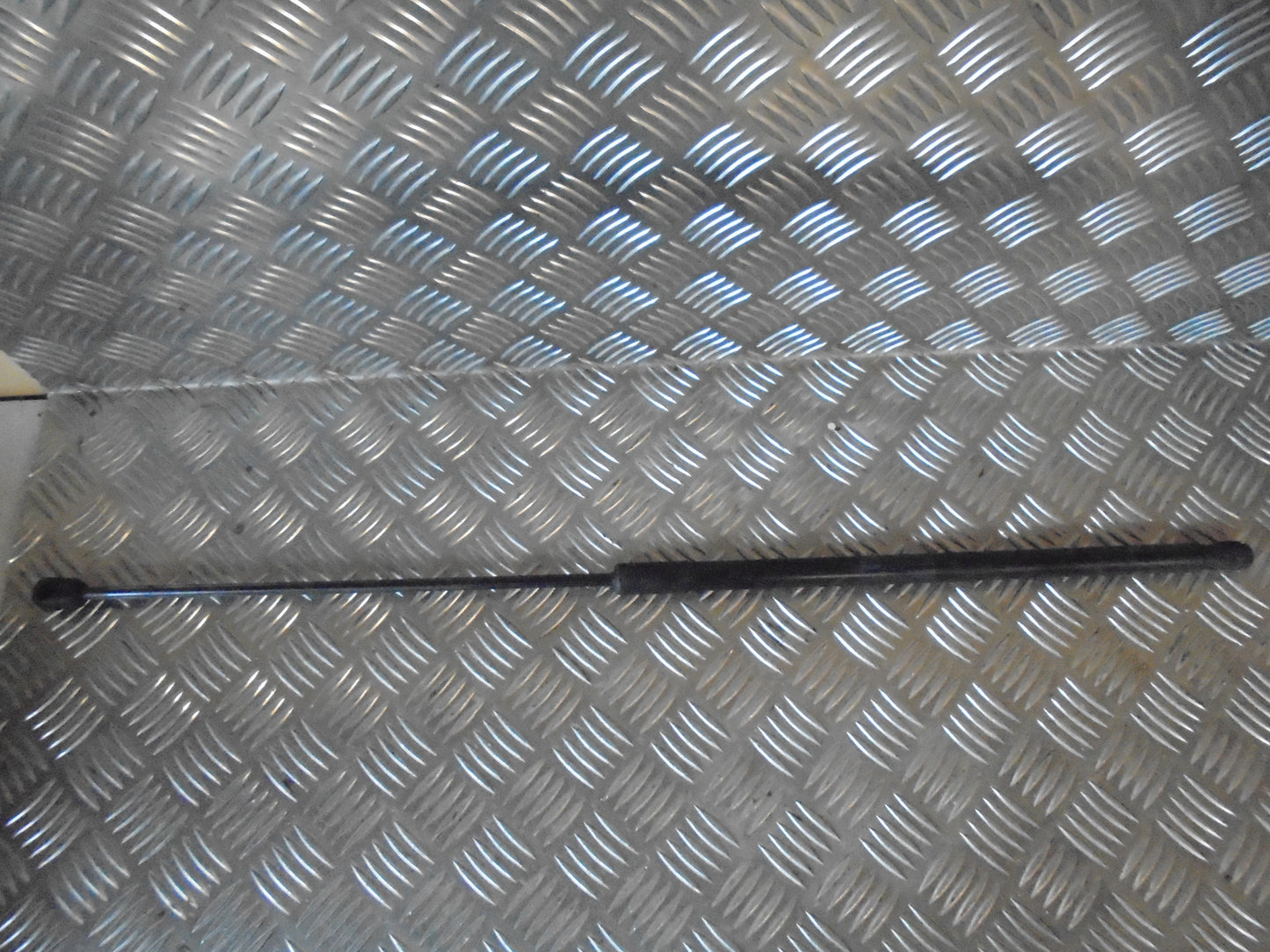 Opel Insignia A Fronthjelmsdæmper Med OEM Nr. Ophugger Fra Opel Ophugger