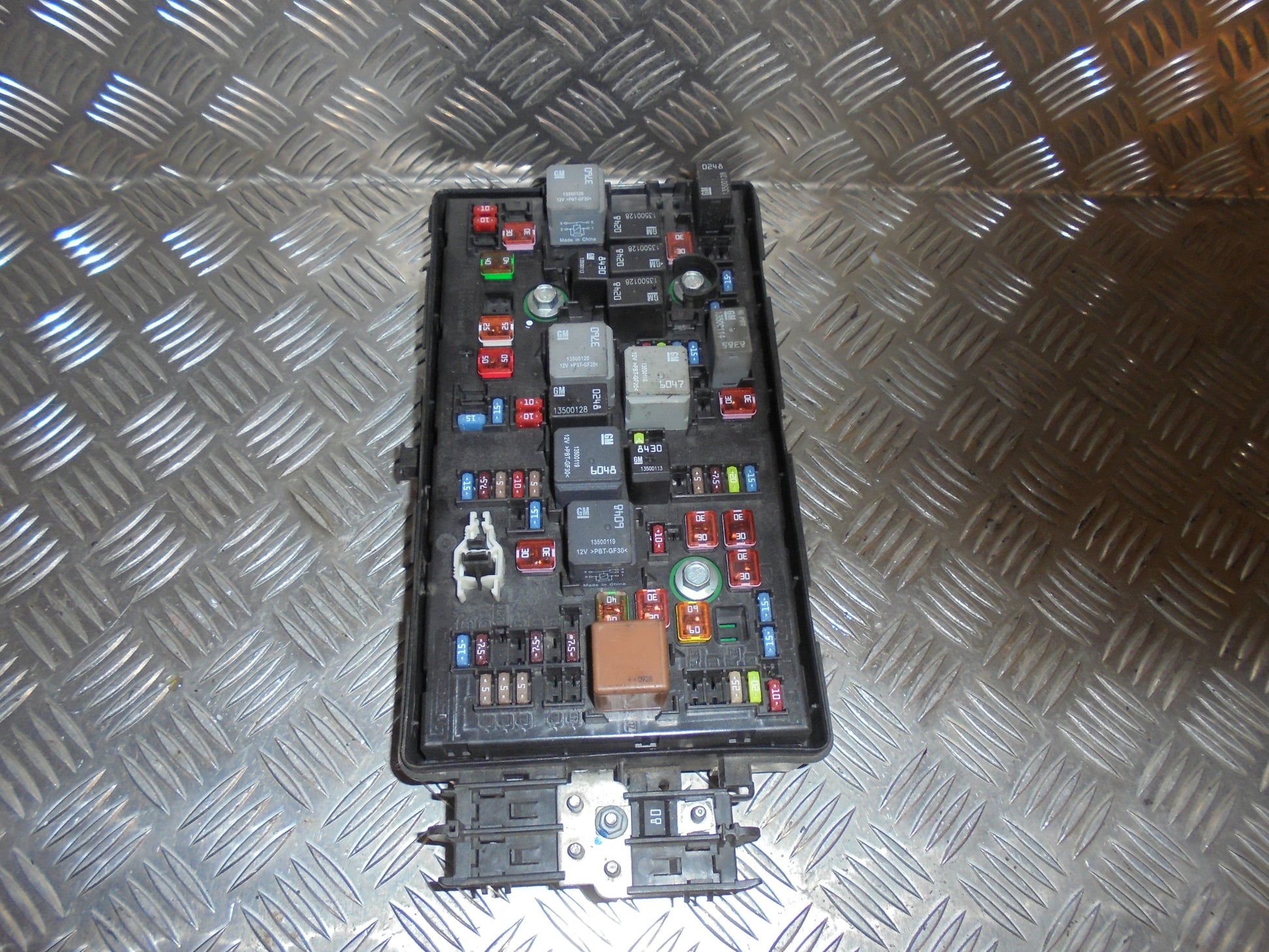 Opel Insignia A Sikringsboks Med OEM Nr. Ophugger Fra Opel Ophugger