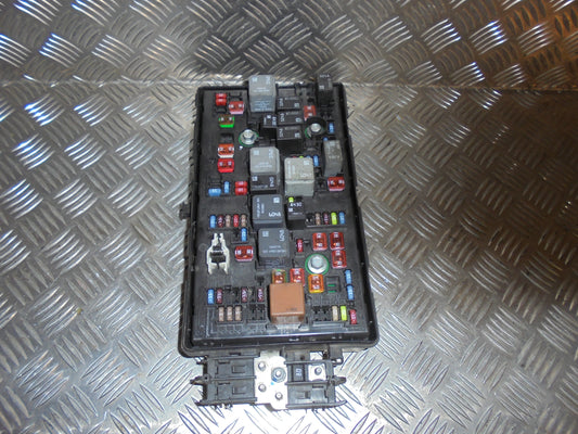 Opel Insignia A Sikringsboks Med OEM Nr. Ophugger Fra Opel Ophugger