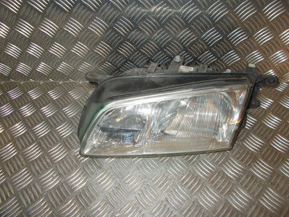 Mazda 626 GF/GW Forlygte Med OEM Nr. GG3E510L0A Fra Mazda Ophugger
