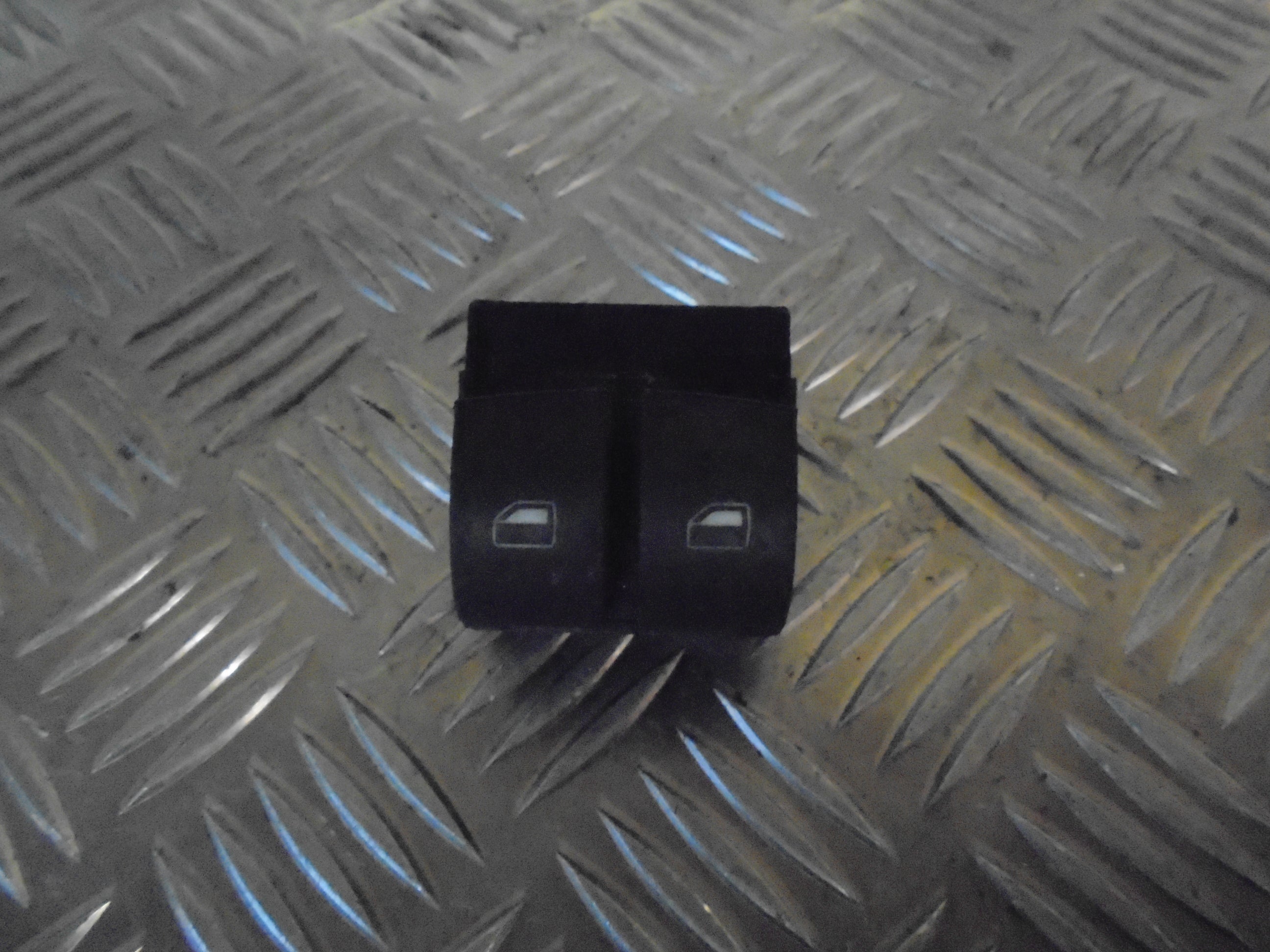 Audi A3 Kontakt Rudehejs Med OEM Nr. 8Z0959851G Fra Audi Ophugger
