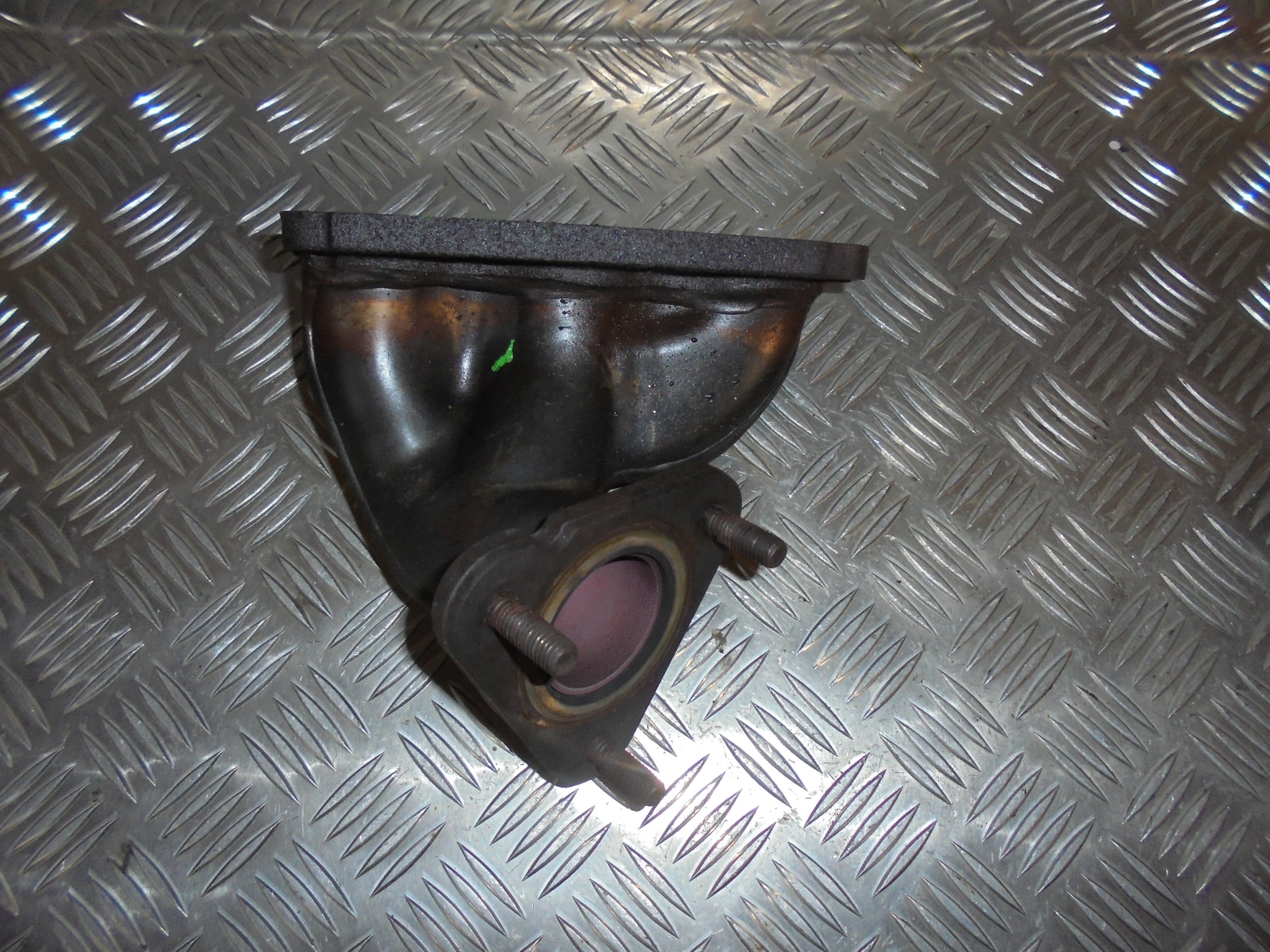 Audi A3 Manifold Ud Med OEM Nr. 022253017M Fra Audi Ophugger