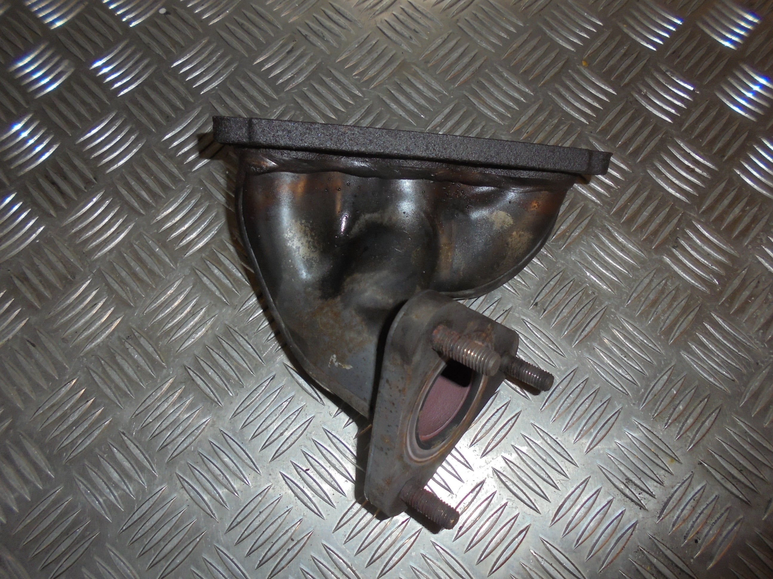 Audi A3 Manifold Ud Med OEM Nr. 022253018P Fra Audi Ophugger