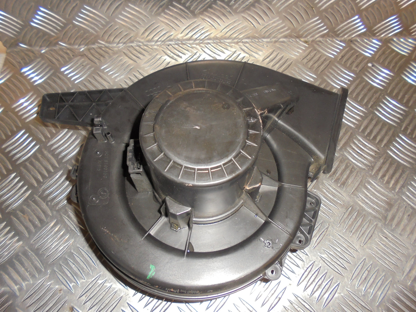 VW Fox 5Z Varmeblæser Med OEM Nr. 6Q1819015G Fra VW Ophugger