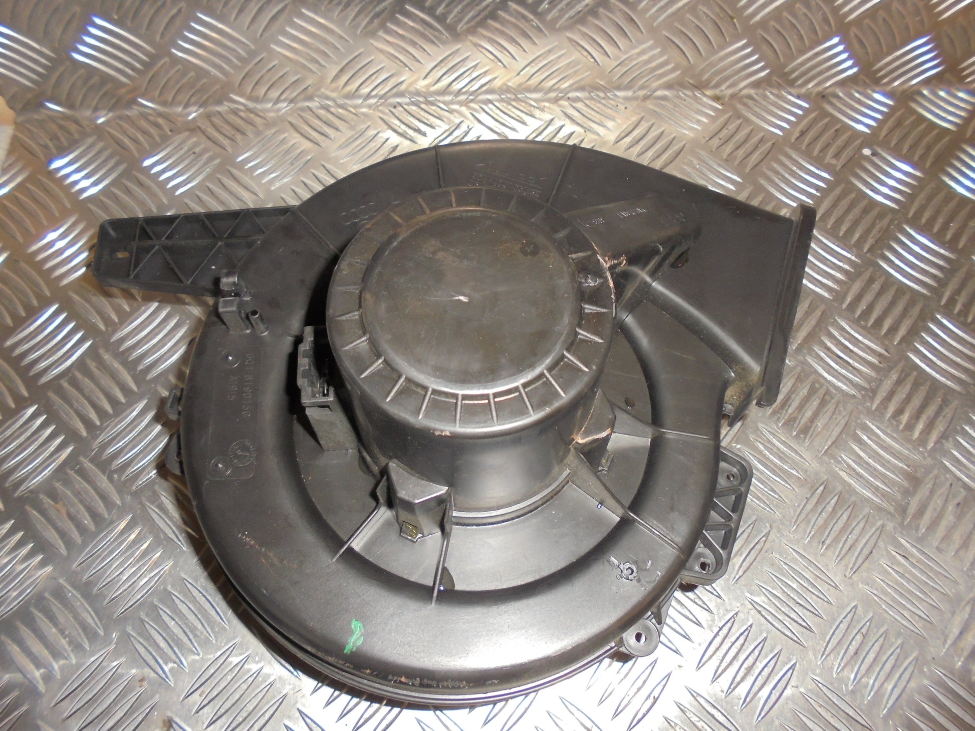 VW Fox 5Z Varmeblæser Med OEM Nr. 6Q1819015G Fra VW Ophugger