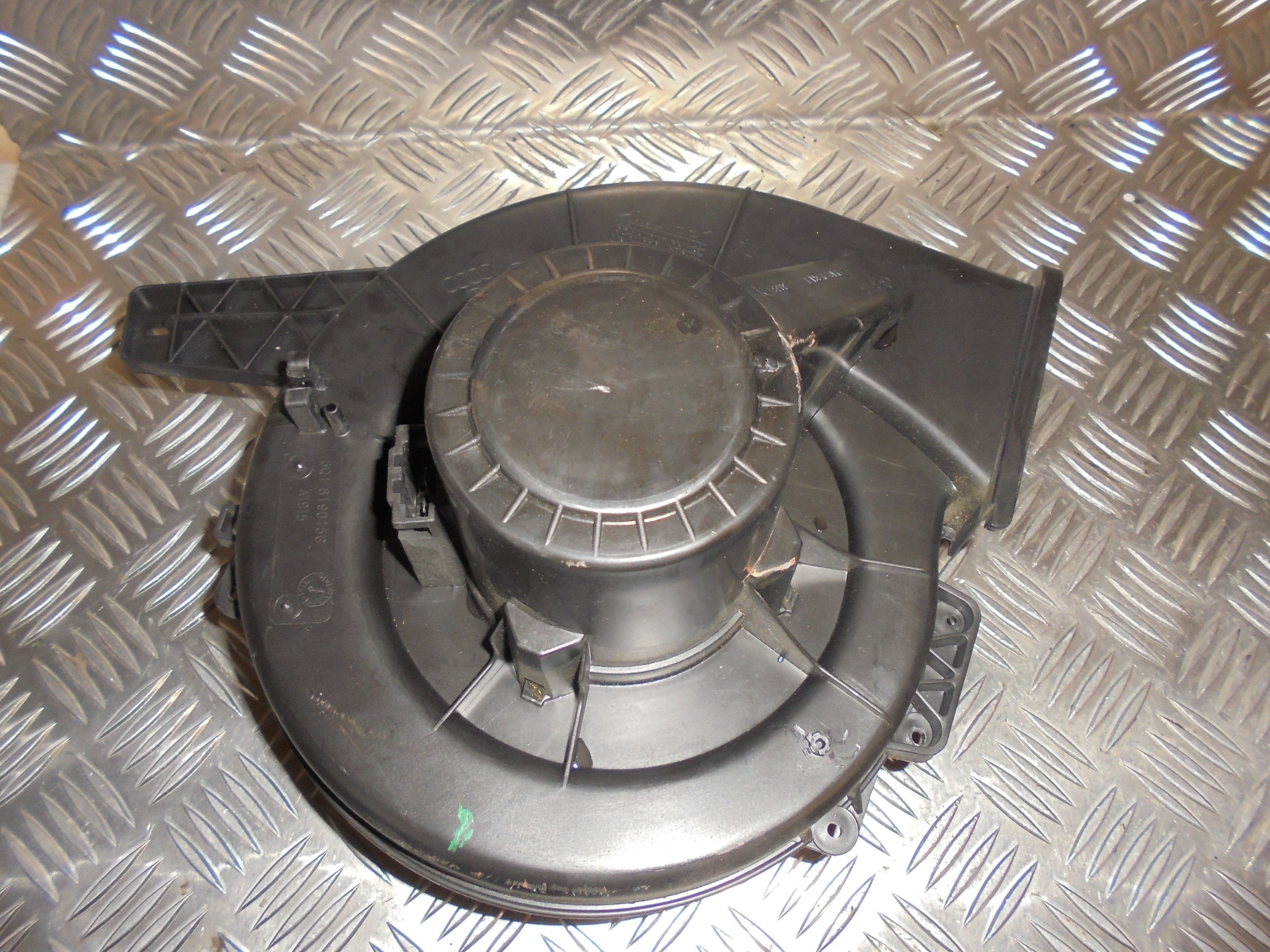 VW Fox 5Z Varmeblæser Med OEM Nr. 6Q1819015G Fra VW Ophugger