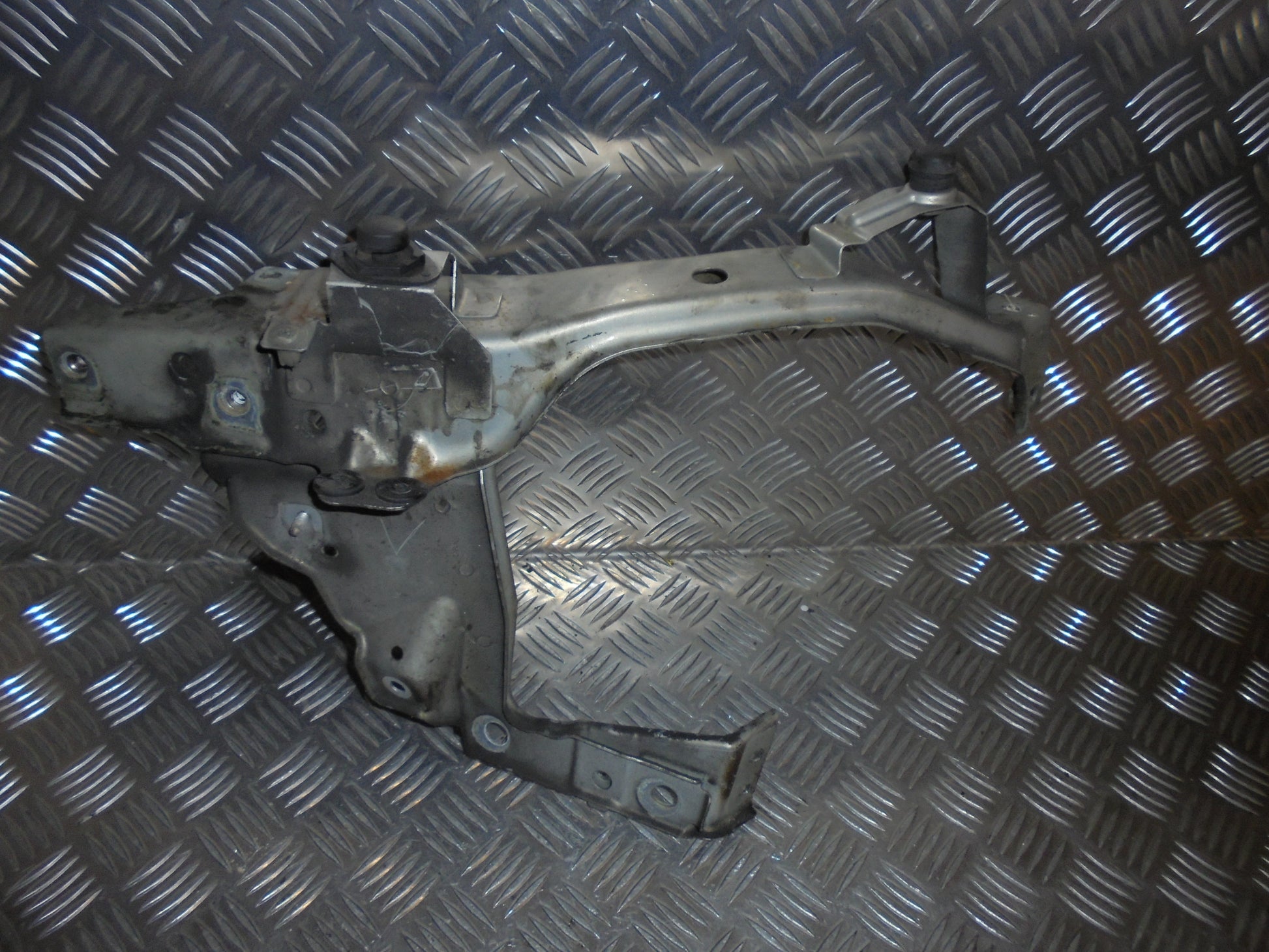 Opel Zafira B Forlygteholder Med OEM Nr. Ophugger Fra Opel Ophugger
