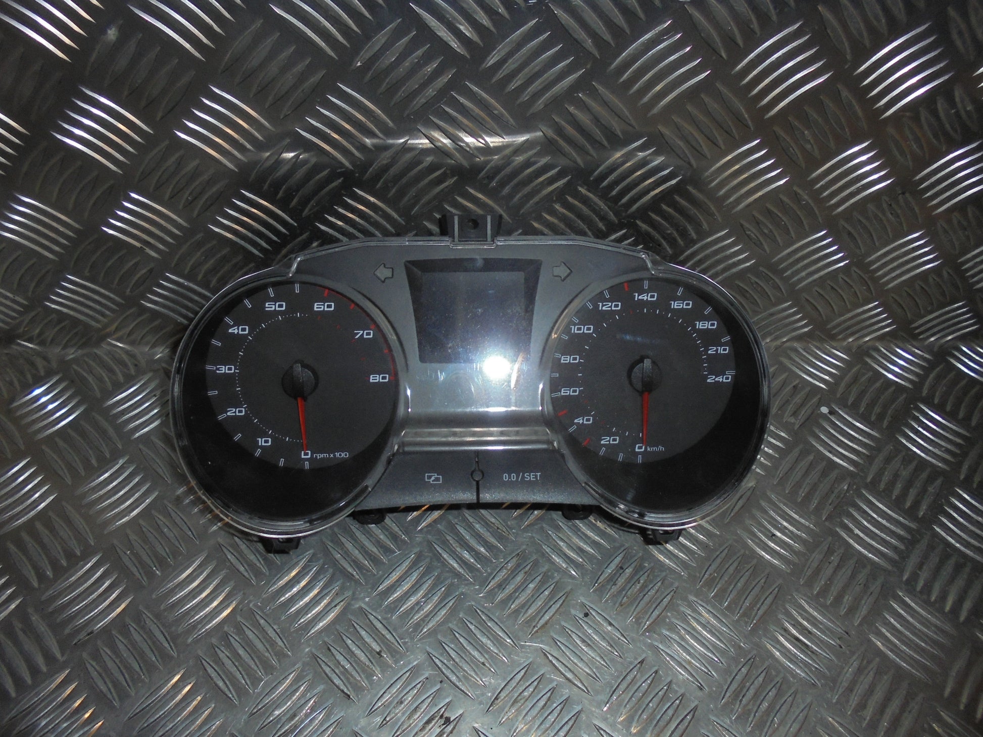 Seat Ibiza 6J Speedometer - Instrument Med OEM Nr. Ophugger Fra Seat Ophugger