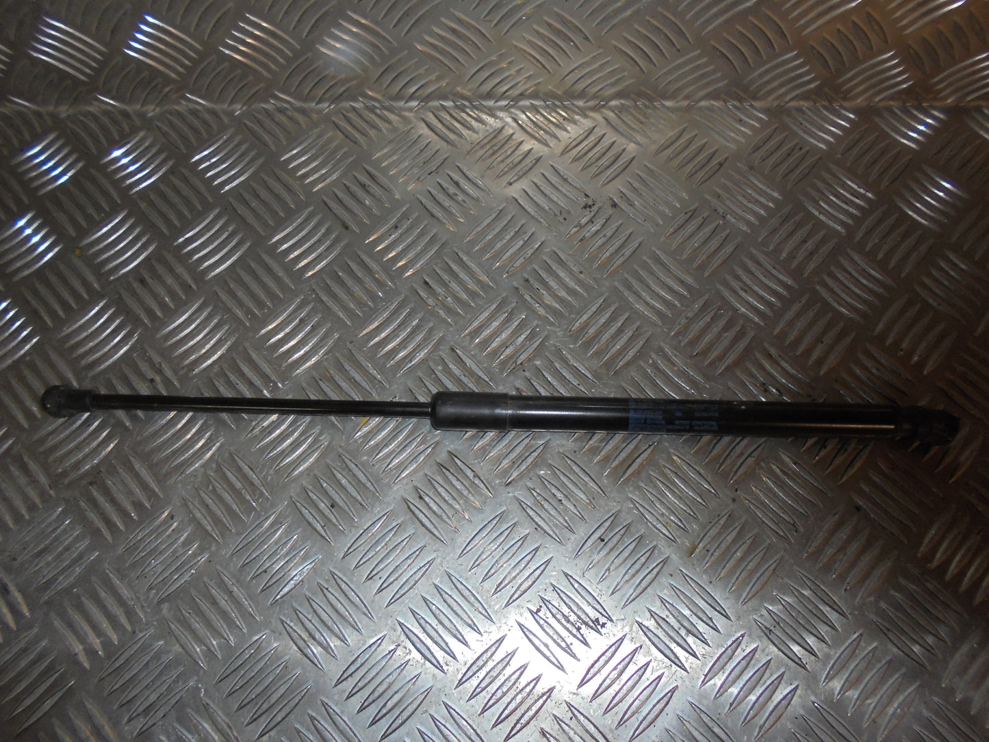 Seat Ibiza 6J Bagklapsdæmper Med OEM Nr. 6J3827550 Fra Seat Ophugger