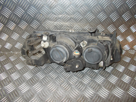 Nissan Almera N16 Forlygte Med OEM Nr. 26075BN011 Fra Nissan Ophugger