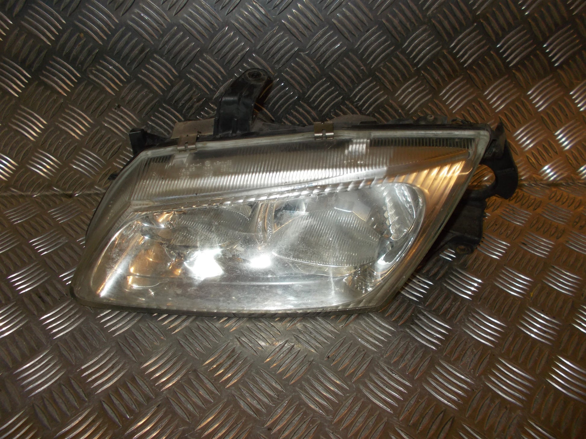Nissan Almera N16 Forlygte Med OEM Nr. 26075BN011 Fra Nissan Ophugger